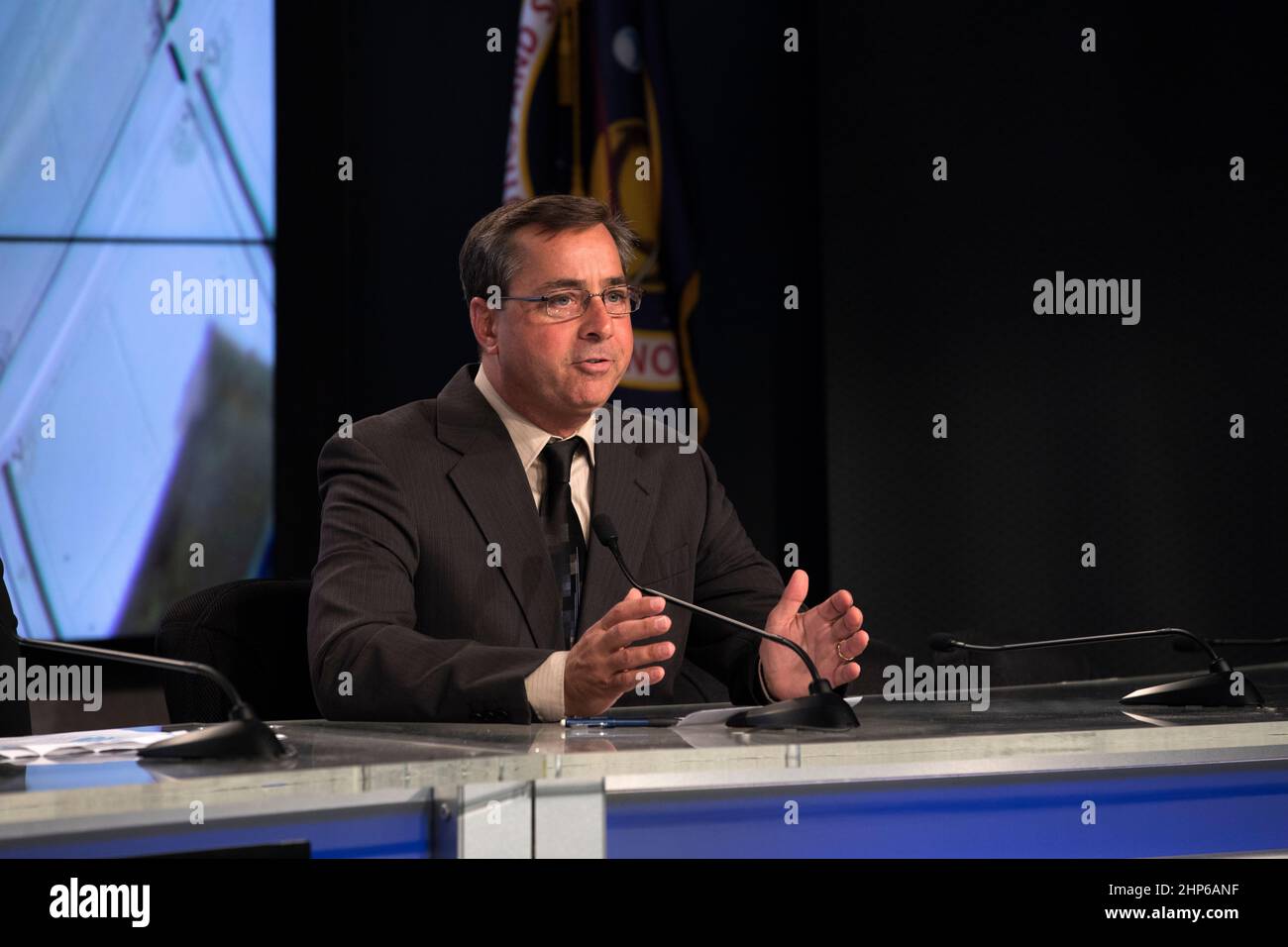 Nell'auditorium del sito della stampa del Kennedy Space Center, Mike McAleenan, responsabile del lancio del meteo per lo Squadrone meteo dell'aviazione militare USA 45th, parla con i media durante una conferenza stampa di prelazione per la missione di servizi commerciali SpaceX CRS-11 per il rifornimento alla Stazione spaziale Internazionale. Il lancio di una navicella spaziale Dragon è previsto per il 1 giugno dal Launch Complex 39A di Kennedy in cima a un razzo SpaceX Falcon 9 sulla missione Commercial Resupply Services 11th della compagnia per la stazione spaziale. Foto Stock