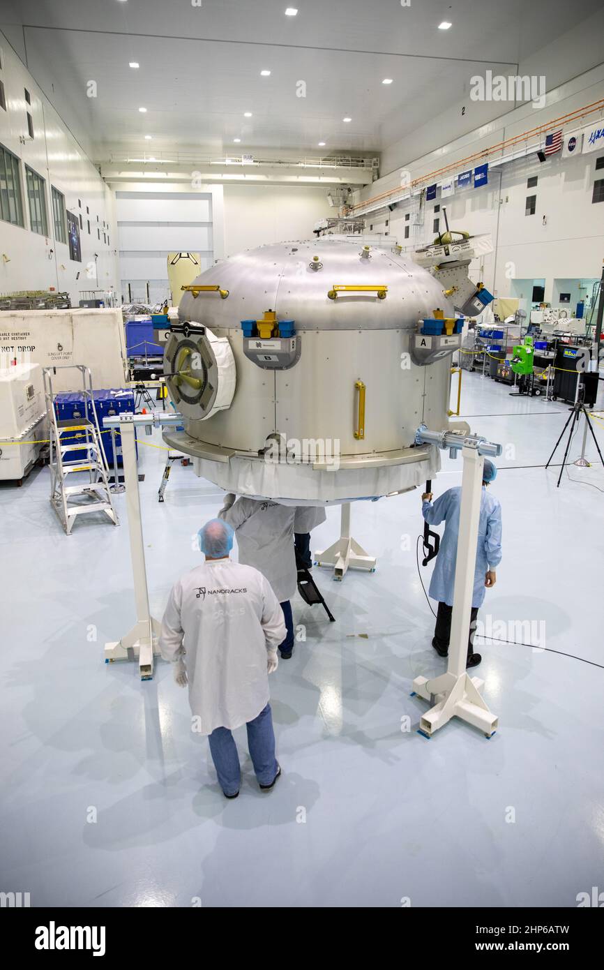 I tecnici di Nanoracks lavorano sull'Airlock del Vescovo di Nanoracks all'interno dell'impianto di elaborazione della Stazione spaziale presso il Kennedy Space Center della NASA in Florida il 7 ottobre 2020. Il payload Nanoracks di nuova generazione è in fase di preparazione per il volo verso la Stazione spaziale Internazionale sulla missione di servizi di rifornimento commerciale SpaceX del 21st (CRS-21) verso la Stazione spaziale Internazionale. Foto Stock