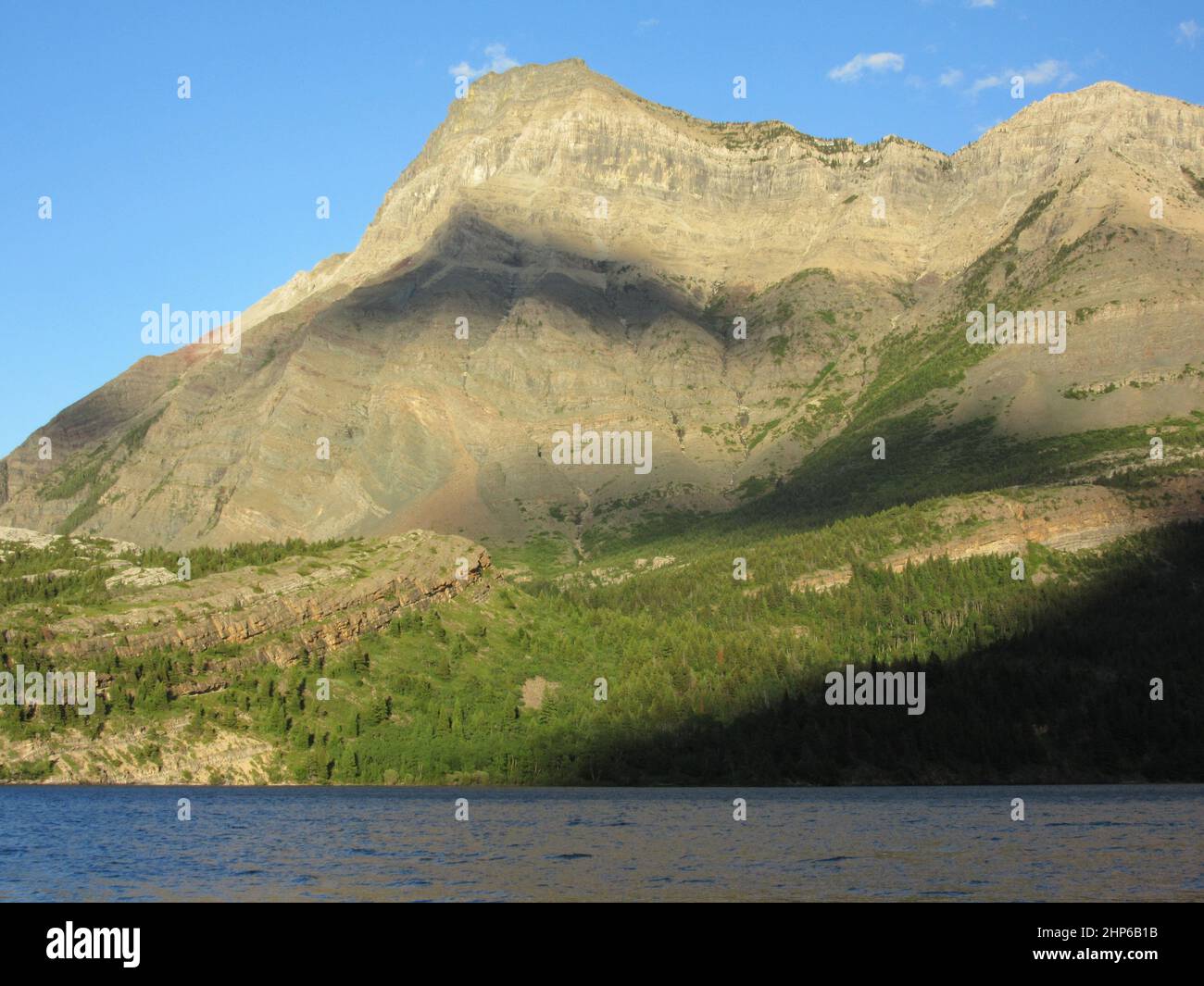 Nel tardo pomeriggio nuvola all'ombra su Vimy Peak al Waterton Lakes National Park Foto Stock