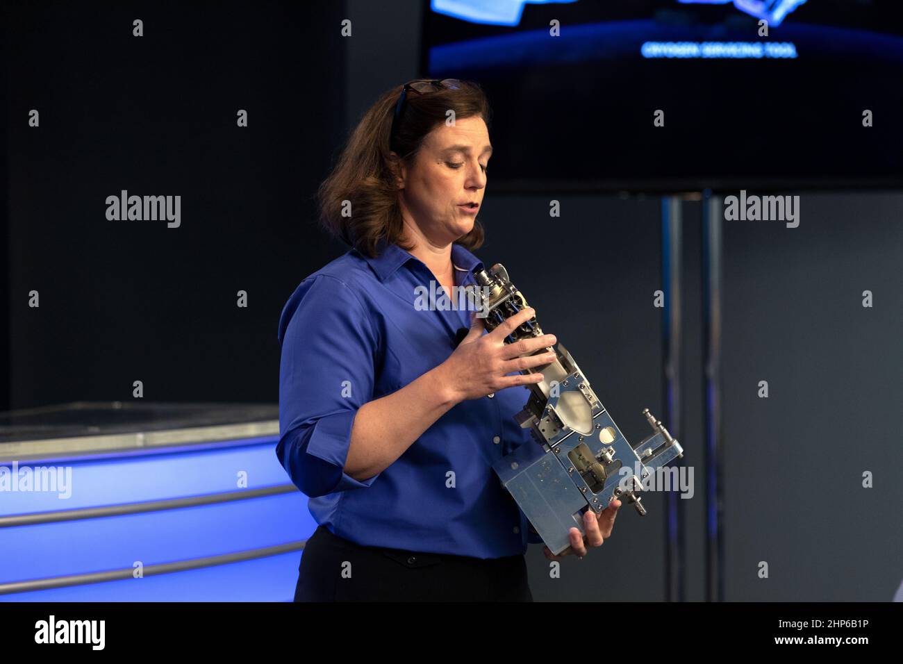 Jill McGuire, project manager per l’esperimento Robotica Refiling Mission 3, o RRM3, descrive RRM3 hardware per i membri dei media nell’auditorium del Kennedy Space Site Press. Il briefing si è incentrato sulla ricerca prevista per il lancio della Stazione spaziale Internazionale. I materiali scientifici e le forniture saranno a bordo di una navicella spaziale Dragon in programma per il liftoff dallo Space Launch Complex 40 della Stazione dell'Aeronautica militare di Cape Canaveral. Il razzo SpaceX Falcon 9 lancerà la missione di servizi di riapprovvigionamento commerciale 16th della società per la stazione spaziale. Foto Stock