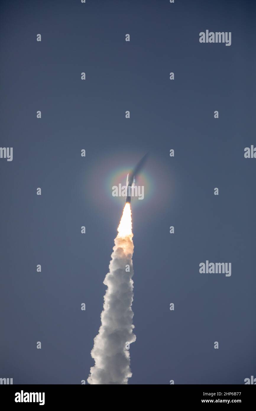 Un razzo United Launch Alliance Atlas V 541 salta verso l'alto dopo il sollevamento dallo Space Launch Complex 41 alla Stazione dell'Aeronautica militare di Cape Canaveral in Florida il 30 luglio 2020, alle 7:50 EDT, portando Mars Perseverance rover della NASA e l'elicottero Ingenuity. la rover fa parte del programma di esplorazione Mars della NASA, uno sforzo a lungo termine di esplorazione robotica del pianeta rosso. Foto Stock