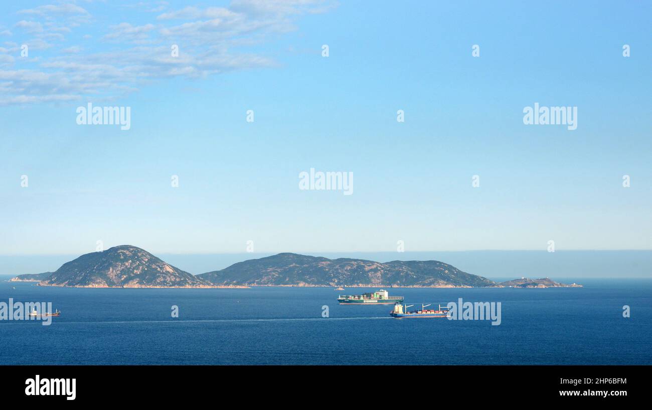 Navi portacontainer a vela sull'isola di po Toi a Hong Kong. Foto Stock