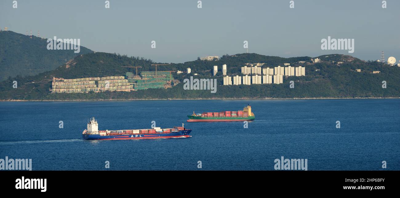 Navi portacontainer in viaggio da/per Hong Kong vicino a Stanley. Foto Stock