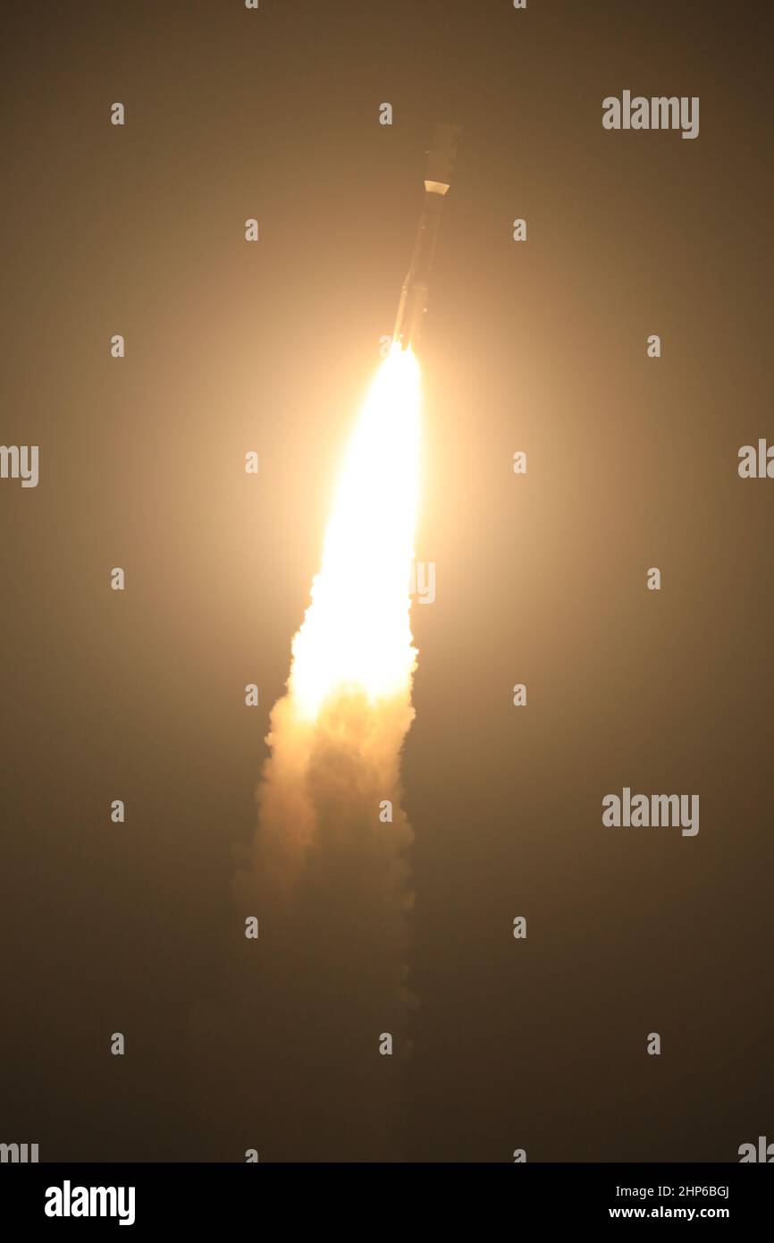 Presso il Cape Canaveral Air Force Station's Space Launch Complex 41, un razzo Atlas V con il satellite geostazionario ambientale operativo NOAA, o GOES-R, si alza alle 6:42 EST. GOES-R è il primo satellite di una serie di satelliti DI NUOVA generazione PER NOAA, la National Oceanographic and Atmospheric Administration. Si avvierà verso un'orbita geostazionaria sull'emisfero occidentale per fornire immagini di tempeste e aiutare i meteorologi a prevedere condizioni meteorologiche severe e a sviluppare previsioni a lungo raggio. Foto Stock