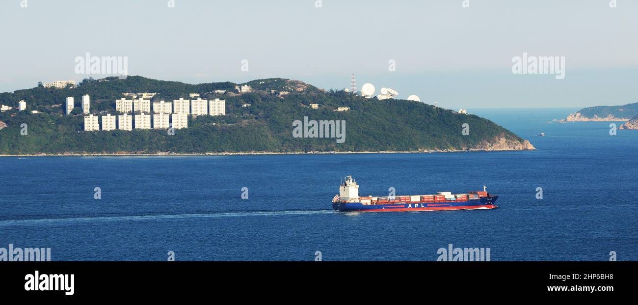 Navi portacontainer in viaggio da/per Hong Kong vicino a Stanley. Foto Stock