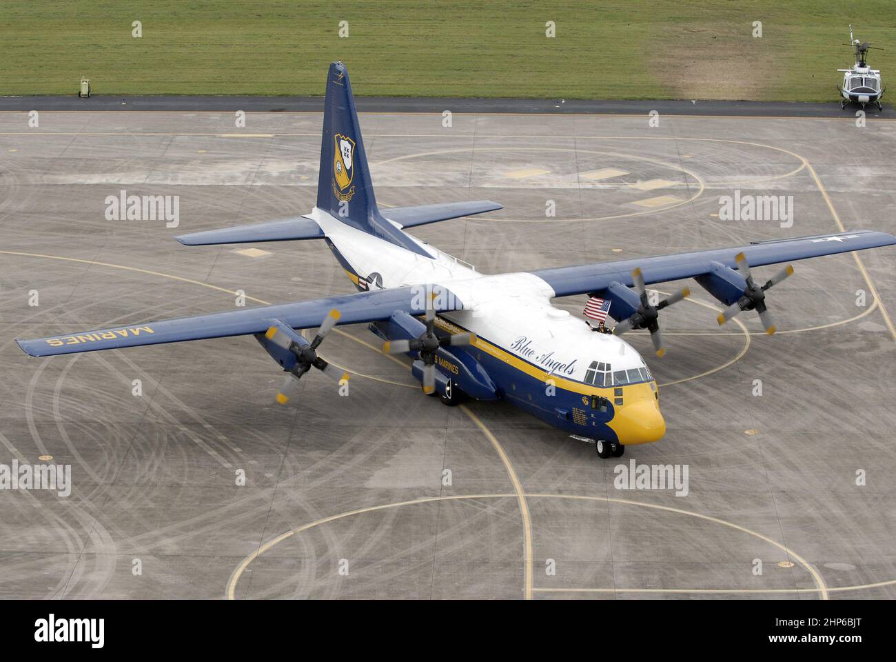 Un aeroplano C-130 volato dai Marines degli Stati Uniti atterra alla struttura di atterraggio di navetta al centro spaziale Kennedy della NASA in Florida ca. 2008 Foto Stock