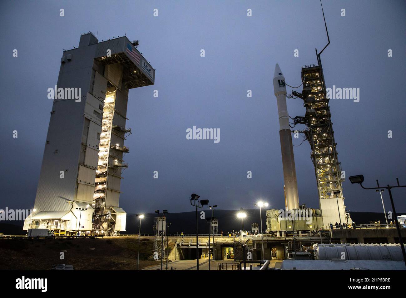 Il razzo United Launch Alliance Atlas V 401 con il satellite Landsat 9 della NASA arriva al trampolino di lancio presso lo Space Launch Complex 3 (SLC-3) alla base della forza spaziale Vandenberg in California, il 27 settembre 2021, dopo il lancio dal Vertical Integration Facility. Il lancio di Landsat 9 è previsto alle ore 2:12 EDT (11:12 PDT) oggi, 27 settembre, in cima all'Atlas V da SLC-3. Foto Stock