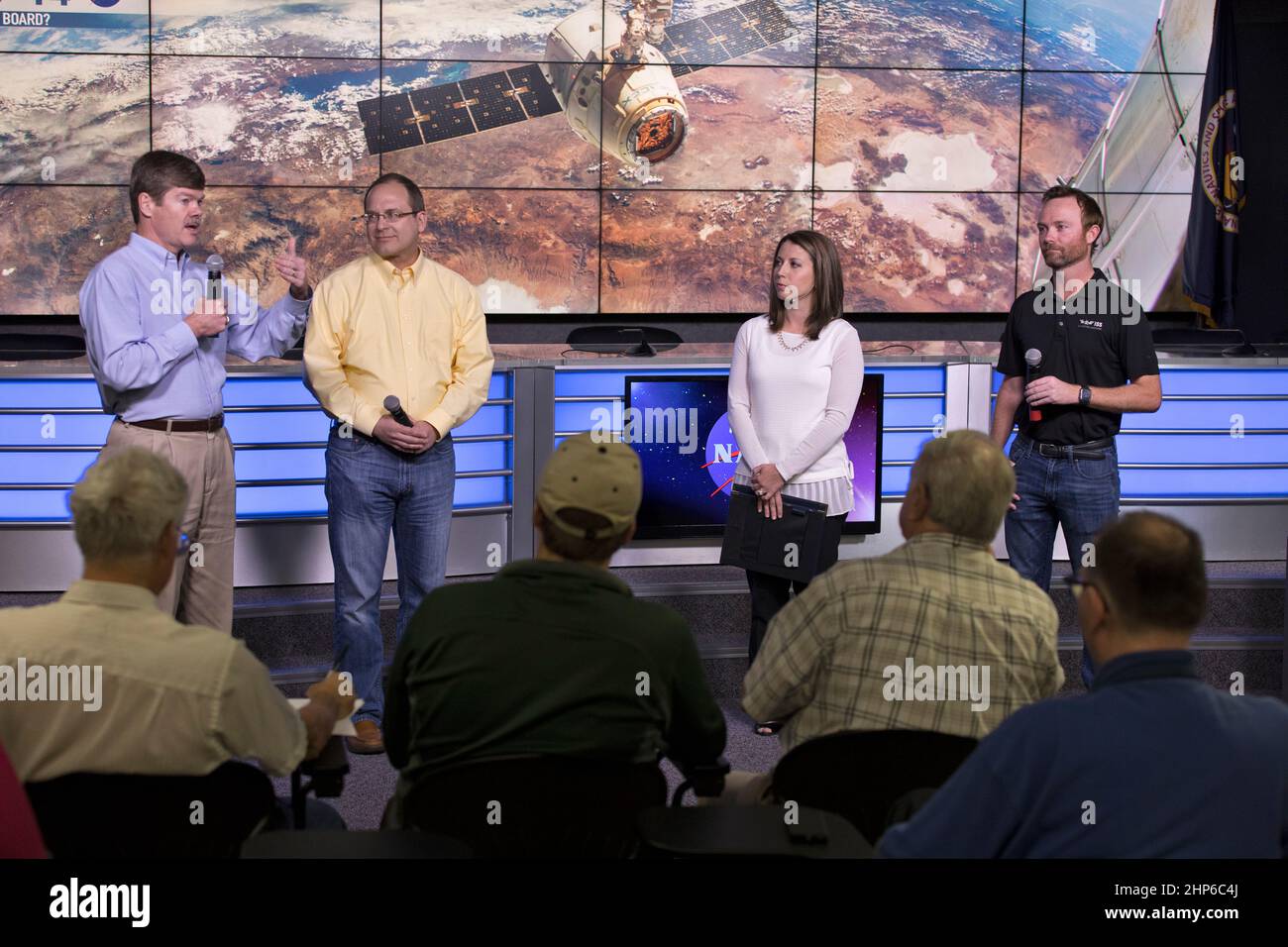 Da sinistra, Pete Hasbrook, associate Program Scientist, International Space Station Program presso il Johnson Space Center della NASA a Houston; Craig Kundrot, direttore, Space Life and Physical Science Research and Applications della NASA; Marie Lewis, moderatore, Kennedy Space Center; e Patrick o'Neill, Marketing and Communications Manager, Center for the Advancement of Science in Space, parla con i media nell'auditorium del Kennedy Space Center Press Site. Il briefing si è incentrato sulla ricerca prevista per il lancio della Stazione spaziale Internazionale. I materiali scientifici e le forniture saranno a bordo Foto Stock
