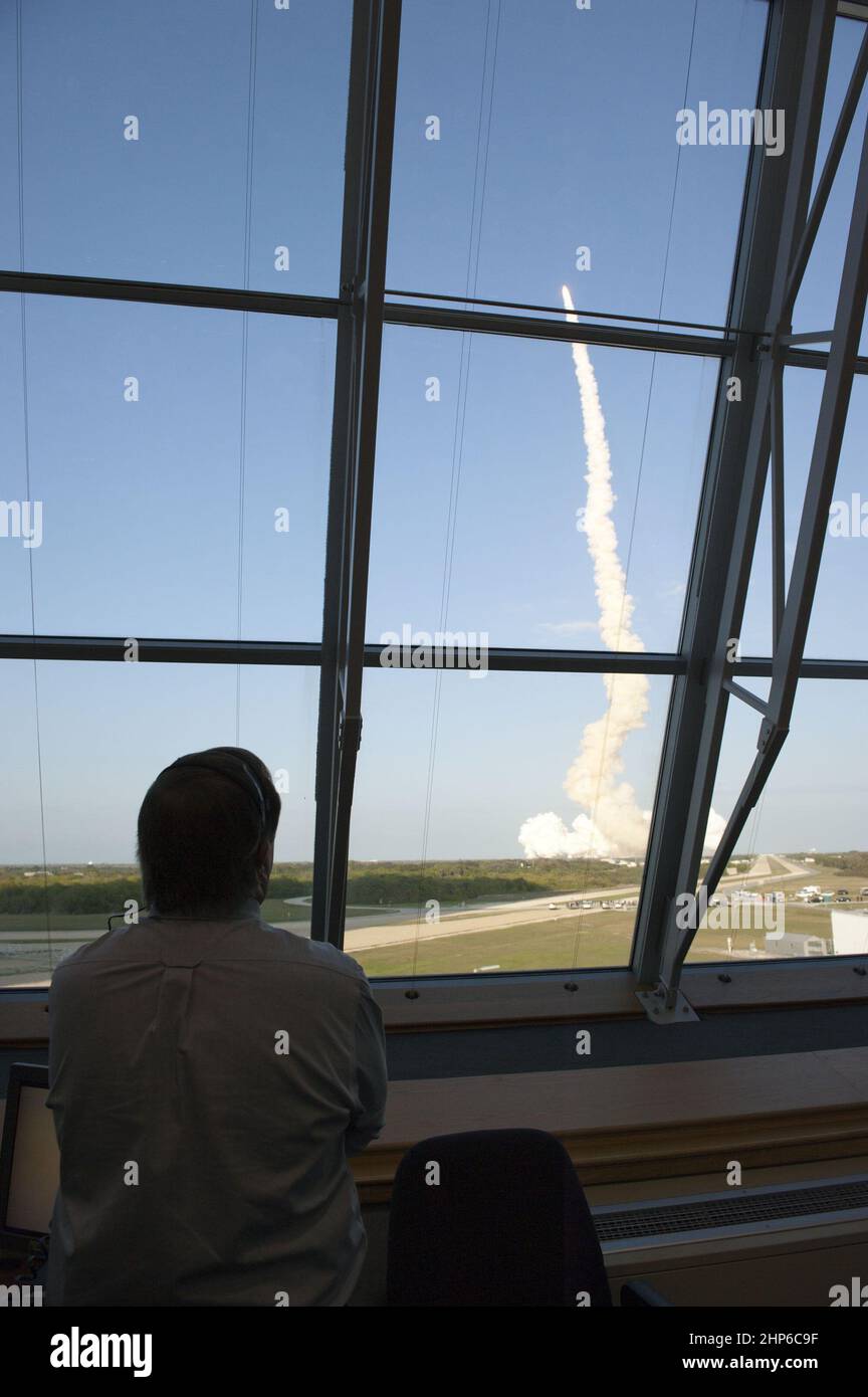 Nella Sala dei licenziamenti 4 del Centro di controllo del lancio presso il Kennedy Space Center della NASA in Florida, il direttore del lancio della navetta Mike Leinbach guarda la navetta spaziale Discovery Blaze un percorso di fumo e vapore mentre si dirige verso l'orbita sulla missione STS-133 per la Stazione spaziale Internazionale ca. 2011 Foto Stock