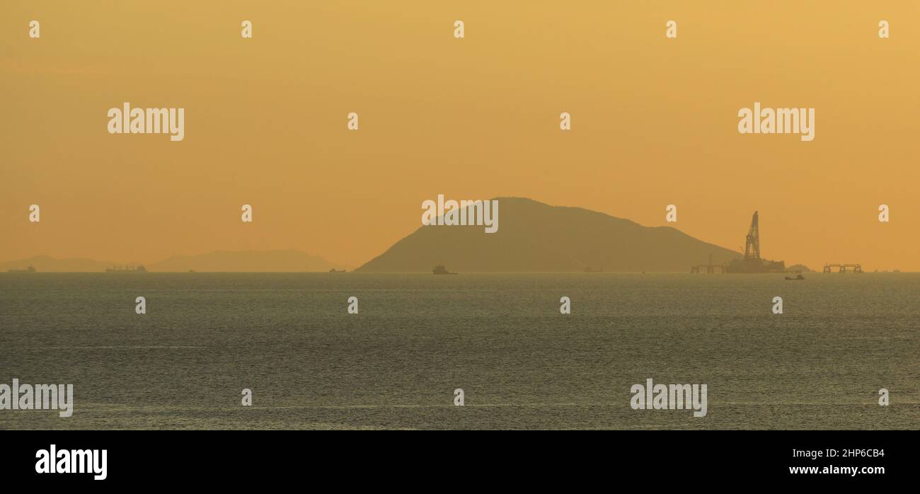 Una vista lontana di una delle isole remote di Hong Kong a sud ovest dell'isola di Lantau. Foto Stock