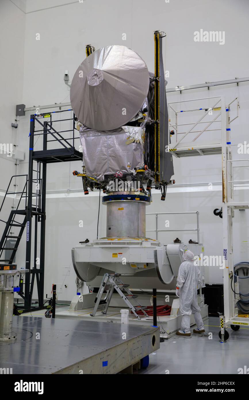 La navicella spaziale Lucy della NASA, con la sua antenna ad alto guadagno collegata, si trova su un supporto a rotazione all'interno della struttura Astrotech Space Operations di Titusville, Florida, il 8 settembre 2021. Il lancio di Lucy è previsto non prima di sabato 16 ottobre, su un razzo United Launch Alliance Atlas V 401 da Launch Pad 41 alla Stazione spaziale di Cape Canaveral. Foto Stock