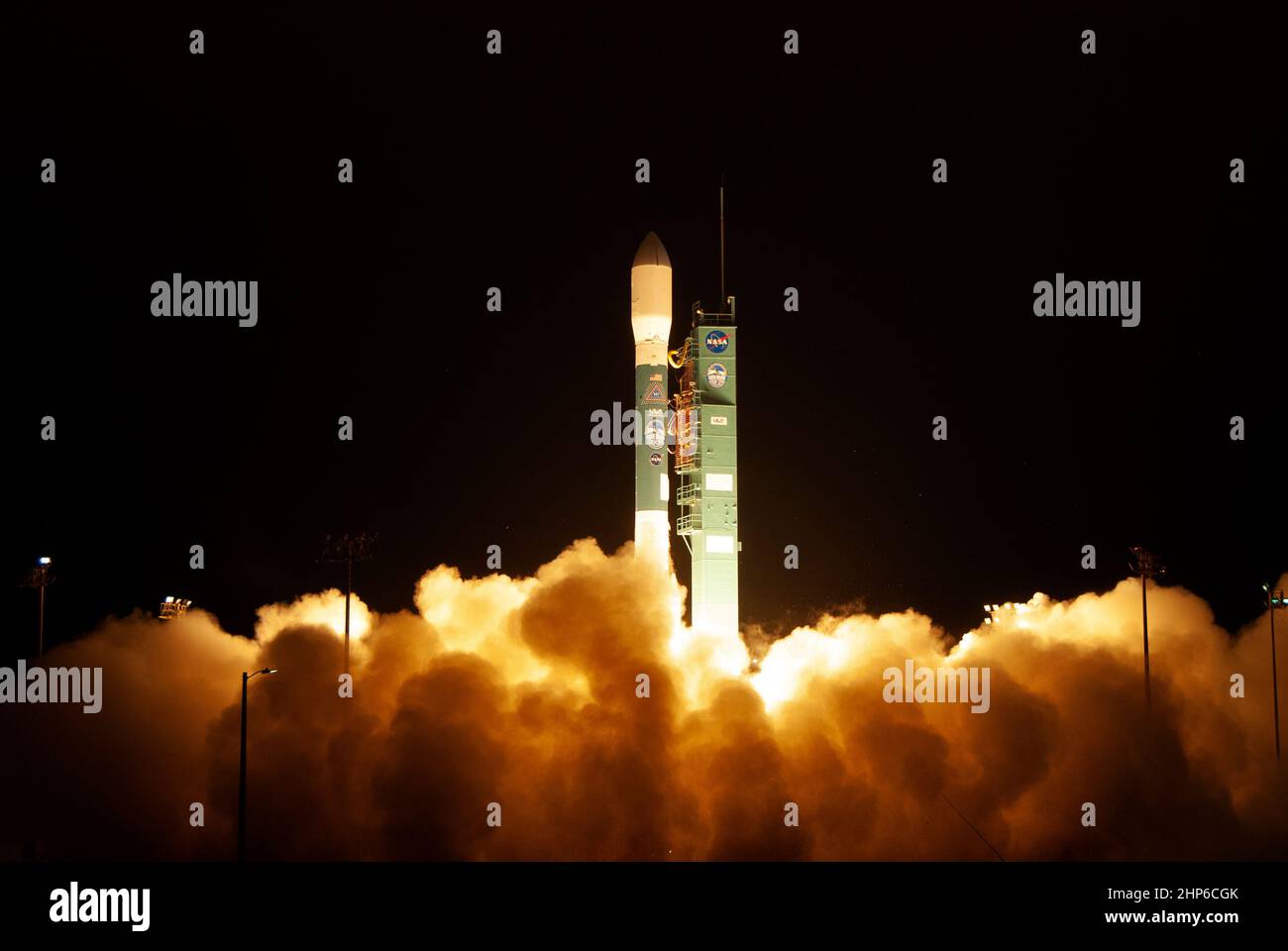 Il lancio finale del razzo United Alliance Delta II si alza dallo Space Launch Complex 2 alla base dell'aeronautica militare Vandenberg in California, il 15 settembre 2018, portando il satellite-2 della NASA su ghiaccio, nuvola e terra (ICESAT-2). Il liftoff è stato alle 9:02 EDT (6:02 PDT). Foto Stock