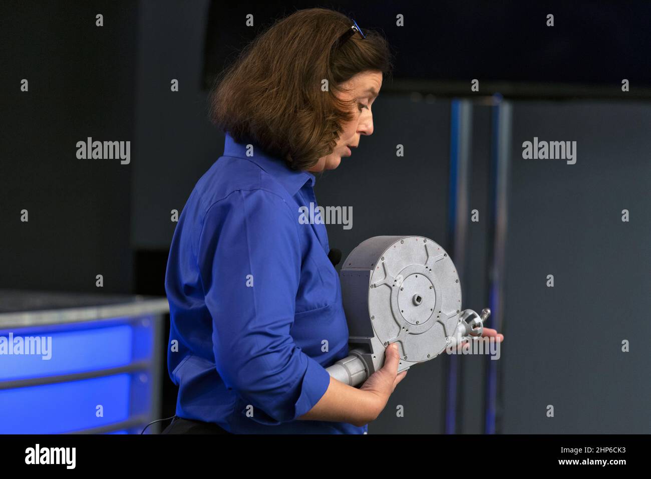Jill McGuire, project manager per l’esperimento Robotica Refiling Mission 3, o RRM3, descrive RRM3 hardware per i membri dei media nell’auditorium del Kennedy Space Site Press. Il briefing si è incentrato sulla ricerca prevista per il lancio della Stazione spaziale Internazionale. I materiali scientifici e le forniture saranno a bordo di una navicella spaziale Dragon in programma per il liftoff dallo Space Launch Complex 40 della Stazione dell'Aeronautica militare di Cape Canaveral. Il razzo SpaceX Falcon 9 lancerà la missione di servizi di riapprovvigionamento commerciale 16th della società per la stazione spaziale. Foto Stock