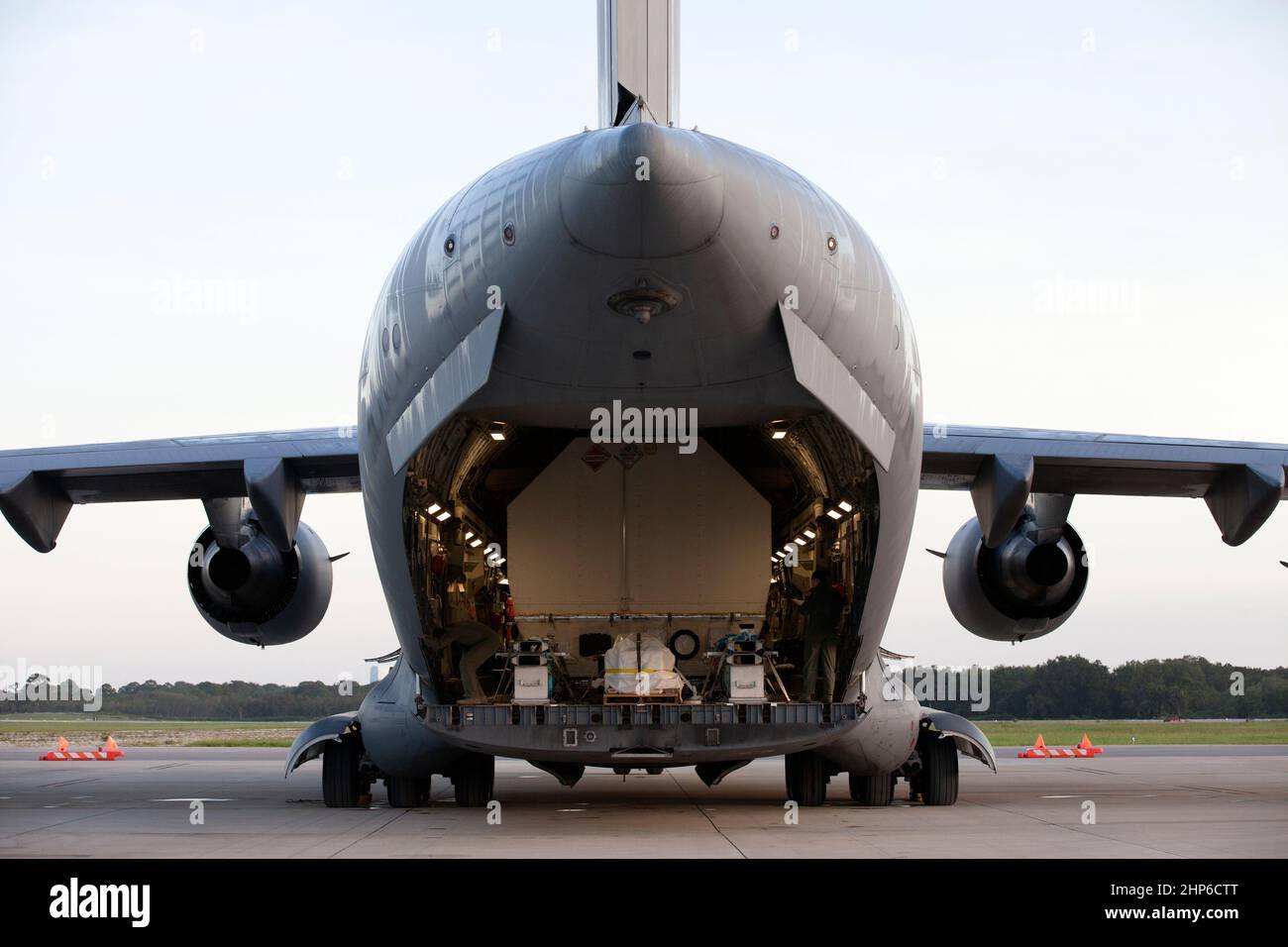 NASA TDRS-M arriva via satellite all'interno del suo contenitore di spedizione a Space Coast aeroporto regionale in Titusville, Florida, a bordo di una U.S. Air Force velivoli da trasporto. Il veicolo spaziale sarà trasportato al vicino impianto Astrotech, anche in Titusville, per l'elaborazione di preflight. Il TDRS-M è i più recenti veicoli spaziali destinati all'agenzia la costellazione di satelliti per le comunicazioni che consente quasi continuo contatto con il veicolo spaziale in orbita compresa fra la stazione spaziale internazionale e il Telescopio Spaziale Hubble alla schiera di osservatori scientifici. Il decollo in cima a un regno di lancio Atl Alliance Foto Stock