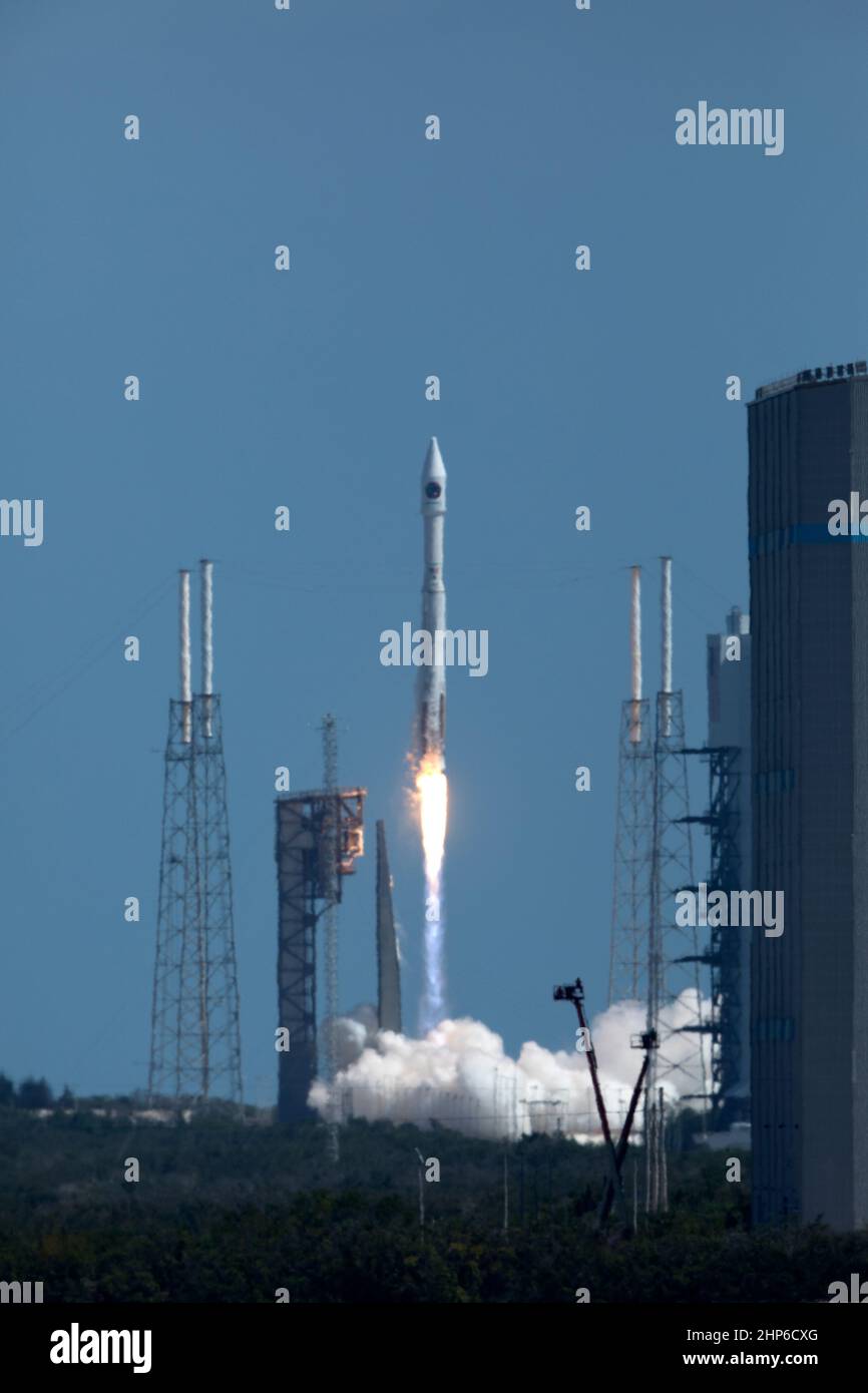 Un razzo United Launch Alliance Atlas V si solleva alle 11:11 del mattino EDT dallo Space Launch Complex 41 presso la Stazione dell'Aeronautica militare di Cape Canaveral in Florida, portando il modulo Orbital ATK Cygnus per il carico pressurizzato sulla settima missione di servizi di rifornimento commerciale dell'azienda alla Stazione spaziale Internazionale. Cygnus consegnerà 7.600 libbre di forniture, attrezzature e materiali di ricerca scientifica alla stazione spaziale. Foto Stock