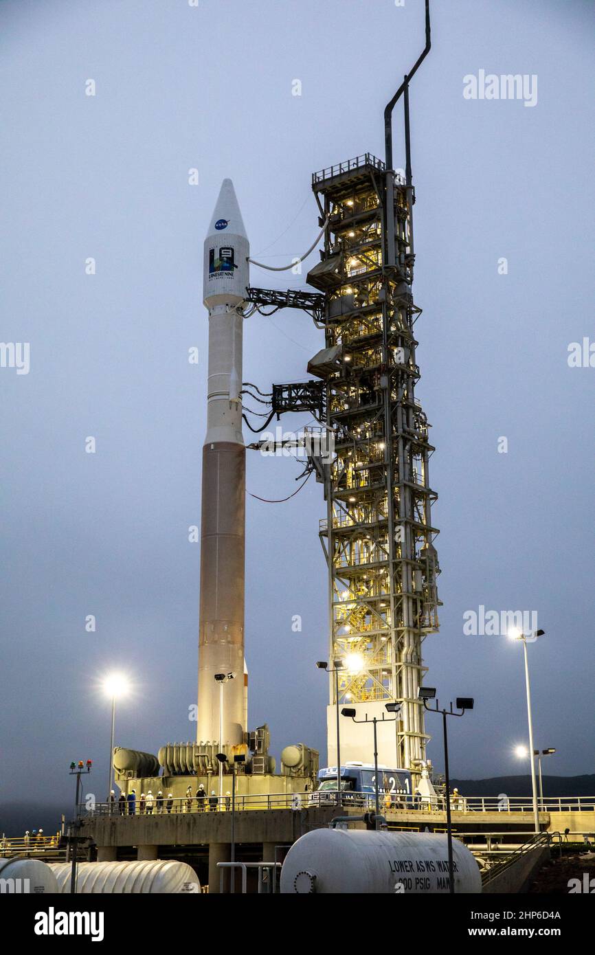 Il razzo United Launch Alliance Atlas V 401 con il satellite Landsat 9 della NASA è protetto sul trampolino di lancio presso lo Space Launch Complex 3 (SLC-3) alla base della forza spaziale Vandenberg in California, il 27 settembre 2021, dopo aver fatto il trek dalla struttura di integrazione verticale. Il lancio di Landsat 9 è previsto alle ore 2:12 EDT (11:12 PDT) oggi, 27 settembre, in cima all'Atlas V da SLC-3. Foto Stock