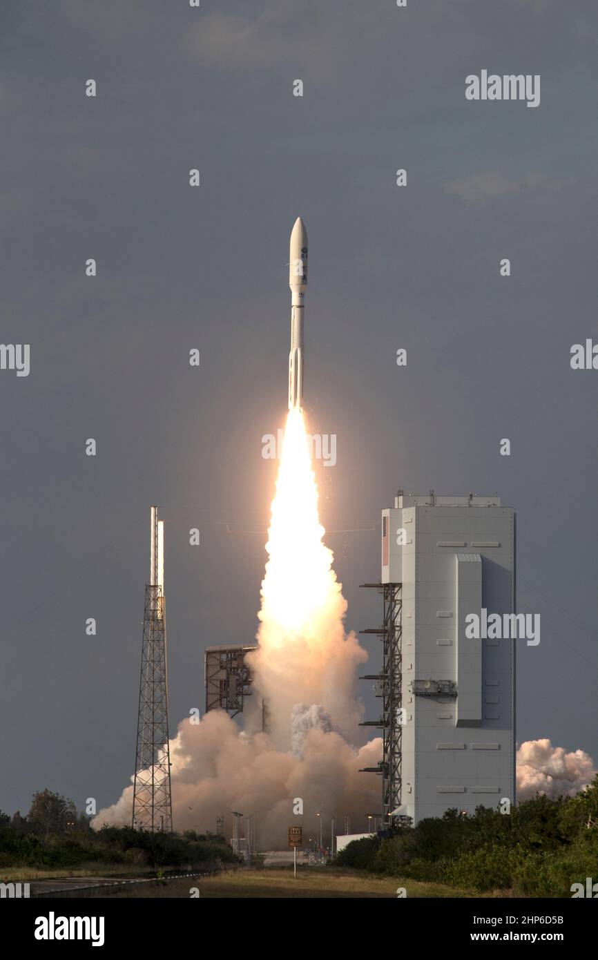 Un razzo United Launch Alliance Atlas V si solleva dallo Space Launch Complex 41 presso la Stazione dell'Aeronautica militare di Cape Canaveral che porta il satellite ambientale operativo geostazionario NOAA, o GOES-S. Il liftoff era alle 5:02 EST. GOES-S è il secondo satellite di una serie di satelliti meteorologici di nuova generazione. Si lancerà in una posizione geostazionaria sopra gli Stati Uniti per fornire immagini di tempeste e aiutare a prevedere le previsioni del tempo, previsioni meteorologiche severe, orologi, avvisi, condizioni di fulmine e previsioni a lungo termine. Foto Stock