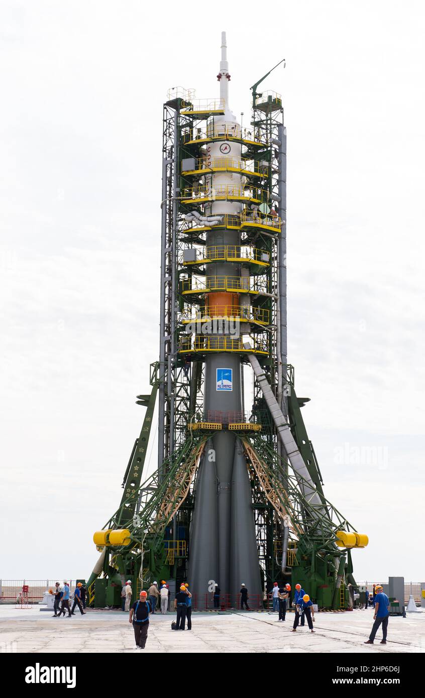 I bracci del gantry si chiudono intorno alla navicella spaziale Soyuz TMA-17M per fissare il razzo al trampolino di lancio lunedì 20 luglio 2015 presso il Cossodrome Baikonur in Kazakistan. Foto Stock