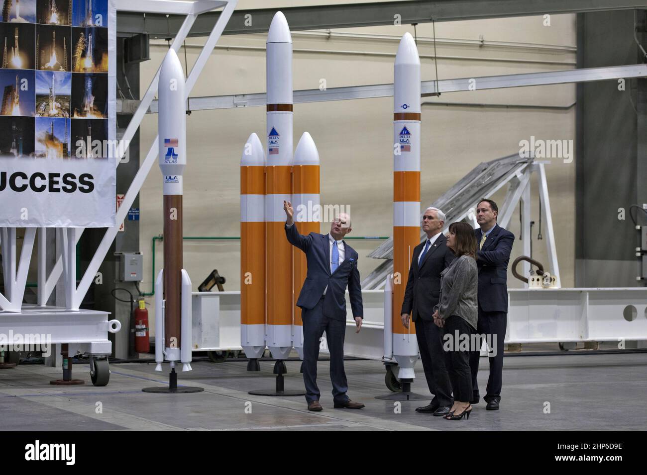 Da sinistra, il presidente e CEO della United Launch Alliance (ULA), Tory Bruno, conduce un tour per il Vice Presidente Mike Pence, sua moglie, Karen Pence, e l'Amministratore Delegato della NASA Robert Lightfoot il 20 febbraio 2018. Si trovano nell'ULA Horizontal Integration Facility (HIF), presso la stazione dell'aeronautica di Cape Canaveral in Florida. L’HIF è il punto in cui i booster Delta IV Heavy vengono elaborati per la prossima missione della NASA Parker Solar Probe. Foto Stock