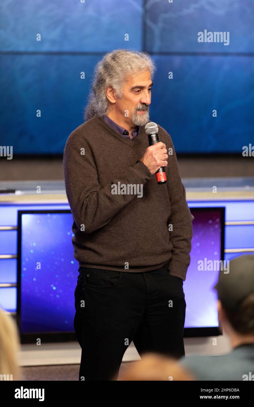 Ralph Dubayah, ricercatore principale per Global Ecosystem Dynamics Investigation lidar, o GEDI, parla con i media dell’auditorium del sito della stampa del Kennedy Space Center. Il briefing si è incentrato sulla ricerca prevista per il lancio della Stazione spaziale Internazionale. I materiali scientifici e le forniture saranno a bordo di una navicella spaziale Dragon in programma per il liftoff dallo Space Launch Complex 40 della Stazione dell'Aeronautica militare di Cape Canaveral. Il razzo SpaceX Falcon 9 lancerà la missione di servizi di riapprovvigionamento commerciale 16th della società per la stazione spaziale. Foto Stock