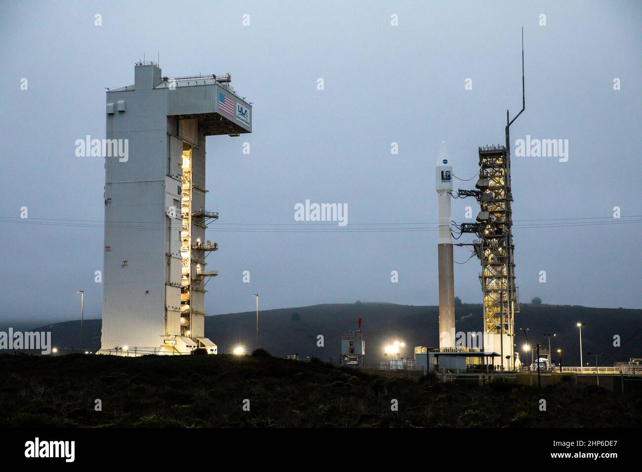 Il razzo United Launch Alliance Atlas V 401 con il satellite Landsat 9 della NASA è protetto sul trampolino di lancio presso lo Space Launch Complex 3 (SLC-3) alla base della forza spaziale Vandenberg in California, il 27 settembre 2021, dopo aver fatto il trek dalla struttura di integrazione verticale. Il lancio di Landsat 9 è previsto alle ore 2:12 EDT (11:12 PDT) oggi, 27 settembre, in cima all'Atlas V da SLC-3. Foto Stock