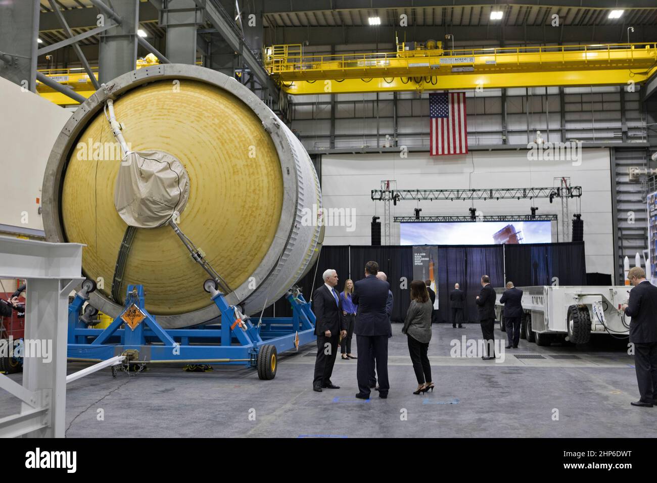 Il presidente e CEO della United Launch Alliance (ULA), Tory Bruno, il 20 febbraio 2018, conduce un tour per il Vice Presidente Mike Pence, sua moglie, Karen Pence e l'Amministratore Delegato della NASA Robert Lightfoot. Si trovano nell'ULA Horizontal Integration Facility (HIF), presso la stazione dell'aeronautica di Cape Canaveral in Florida. L’HIF è il punto in cui i booster Delta IV Heavy vengono elaborati per la prossima missione della NASA Parker Solar Probe. Foto Stock