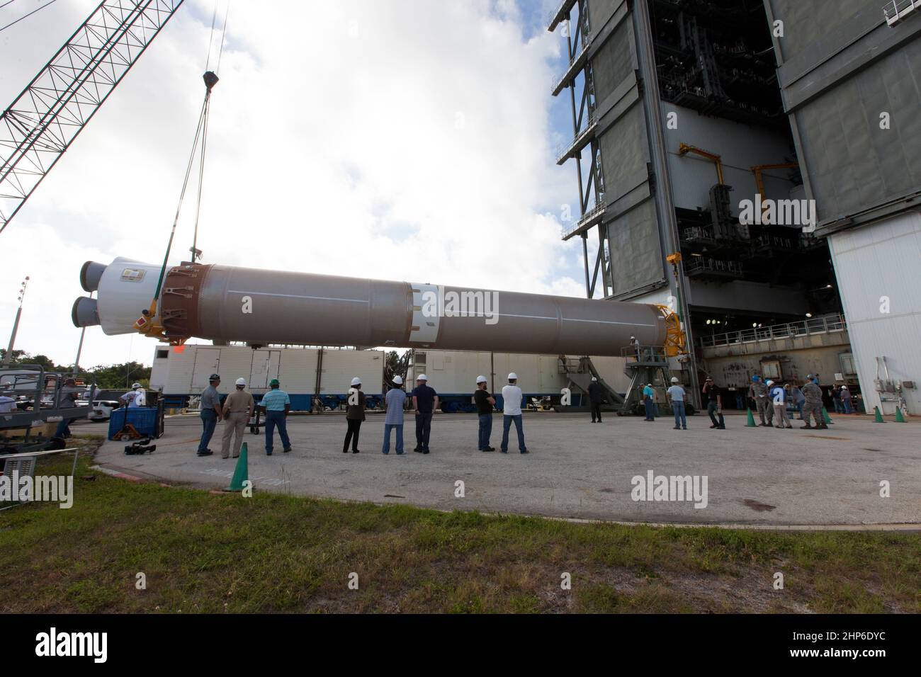 United Launch Alliance ai membri del team di monitorare il progresso come il funzionamento inizia a sollevare l'Atlas V primo stadio alla posizione verticale all'integrazione verticale Facility a Space Launch Complex 41 alla Cape Canaveral Air Force Station in Florida. Il razzo è programmato per avviare la localizzazione e il relè dei dati di satellite, TDRS-M. Sarà l'ultima veicoli spaziali destinati all'agenzia la costellazione di satelliti per le comunicazioni che consente quasi continuo contatto con il veicolo spaziale in orbita compresa fra la stazione spaziale internazionale e il Telescopio Spaziale Hubble alla schiera di obser scientifica Foto Stock