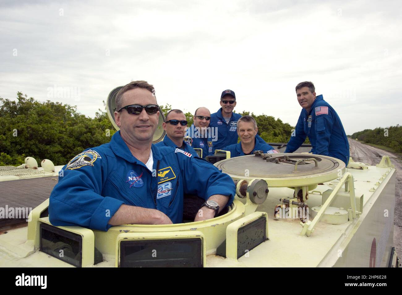 Al Kennedy Space Center della NASA in Florida, i membri dell'equipaggio della STS-132 posano per un ritratto di gruppo in una portaerei M-113. Da sinistra ci sono il comandante Ken Ham, il pilota Tony Antonelli e gli specialisti della missione Garrett Reisman, Michael Good, Piers Sellers e Steve Bowen ca. 2010 Foto Stock