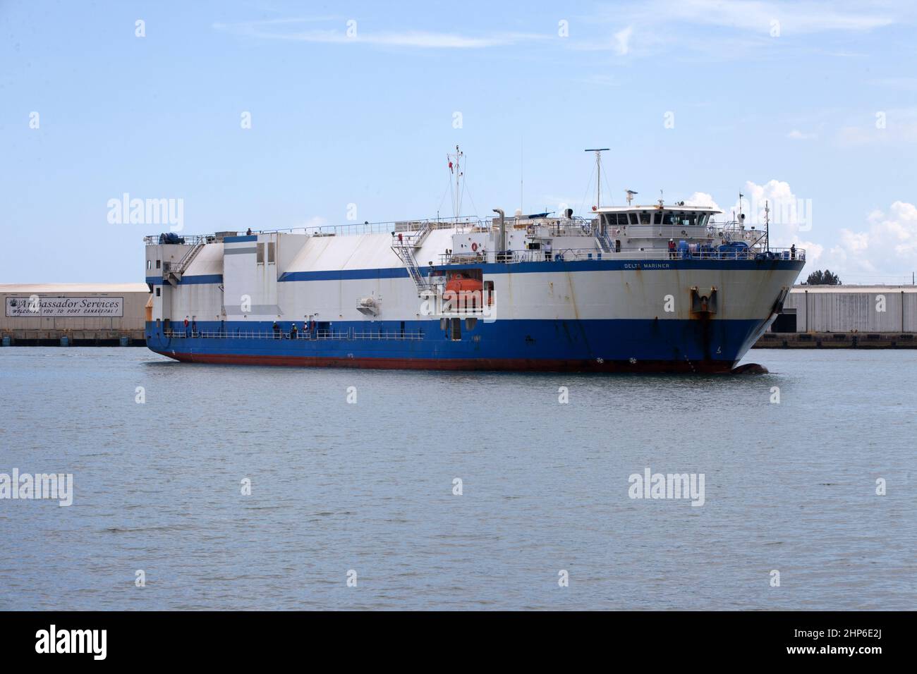 La United Launch Alliance (ULA) Mariner arriva a Port Canaveral in Florida portando un booster a razzo Atlas V diretto alla vicina stazione dell'aeronautica di Cape Canaveral. Il razzo è programmato per lanciare il satellite Tracking and Data Relay, TDRS-M. Sarà l'ultimo veicolo spaziale destinato alla costellazione di satelliti di comunicazione dell'agenzia che consente un contatto quasi continuo con il veicolo spaziale orbitante che va dalla Stazione spaziale Internazionale e dal telescopio spaziale Hubble alla schiera di osservatori scientifici. Foto Stock