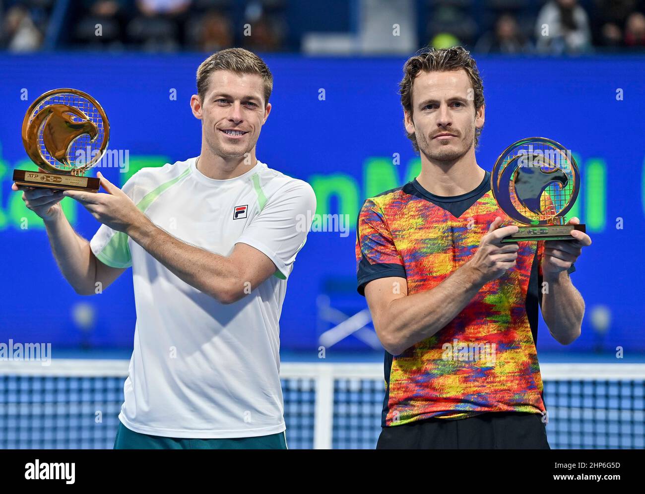 Doha, Qatar. 18th Feb 2022. Wesley Koolhof (R) dei Paesi Bassi e Neal  Skupski della Gran Bretagna posano con i loro trofei dopo aver vinto la  doppia finale dell'ATP Qatar Open tennis
