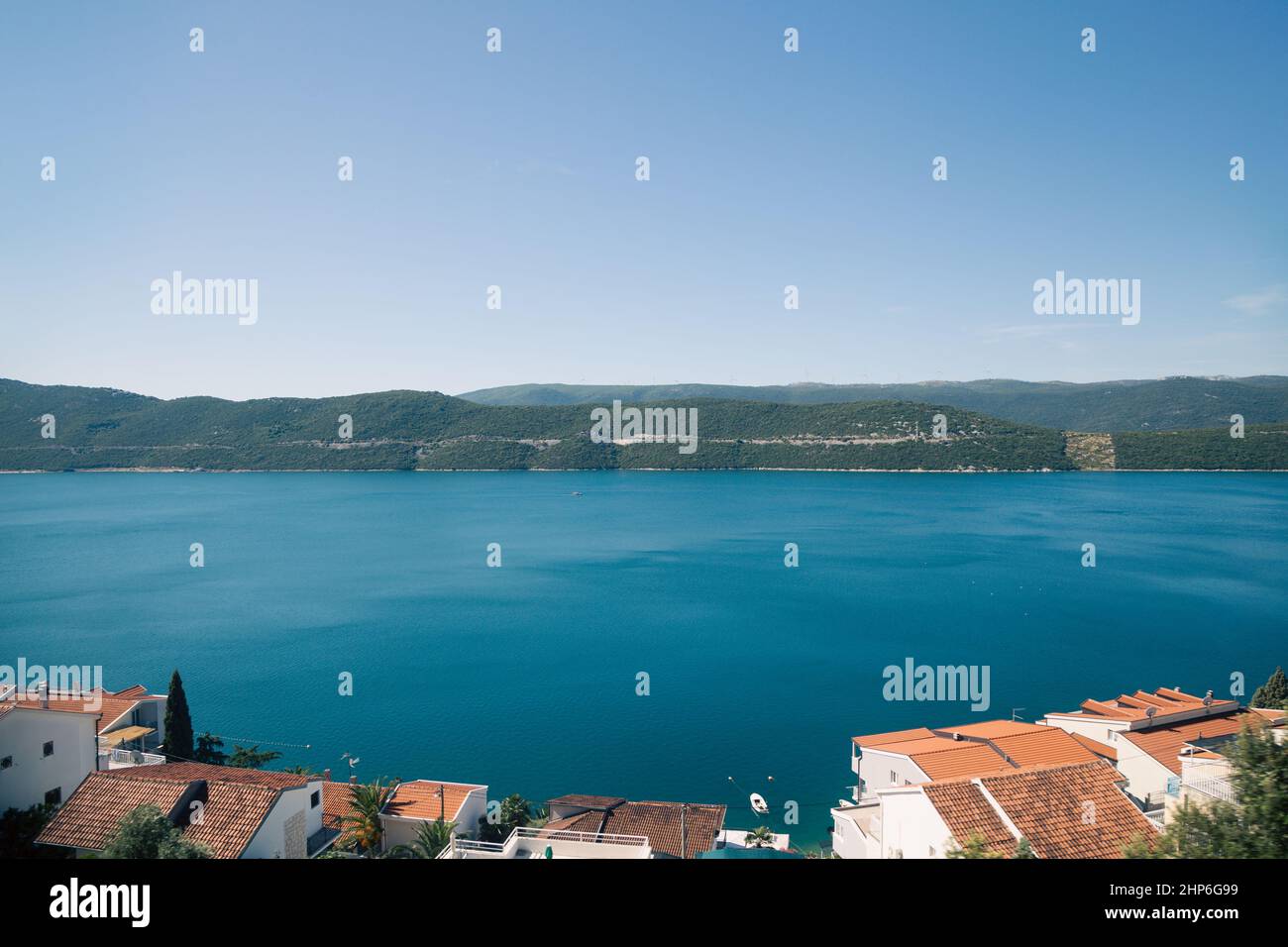 Vista sul mare adriatico e villaggio sul mare dalla Bosnia-Erzegovina alla Croazia Foto Stock