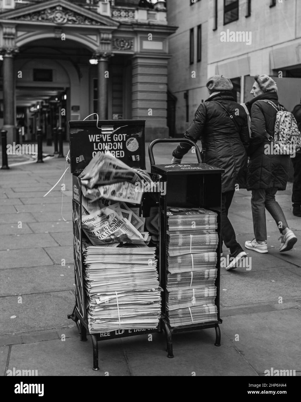 I giornali che hanno il titolo di Storm Eunice sono spazzati via da Storm Eunice. Foto Stock