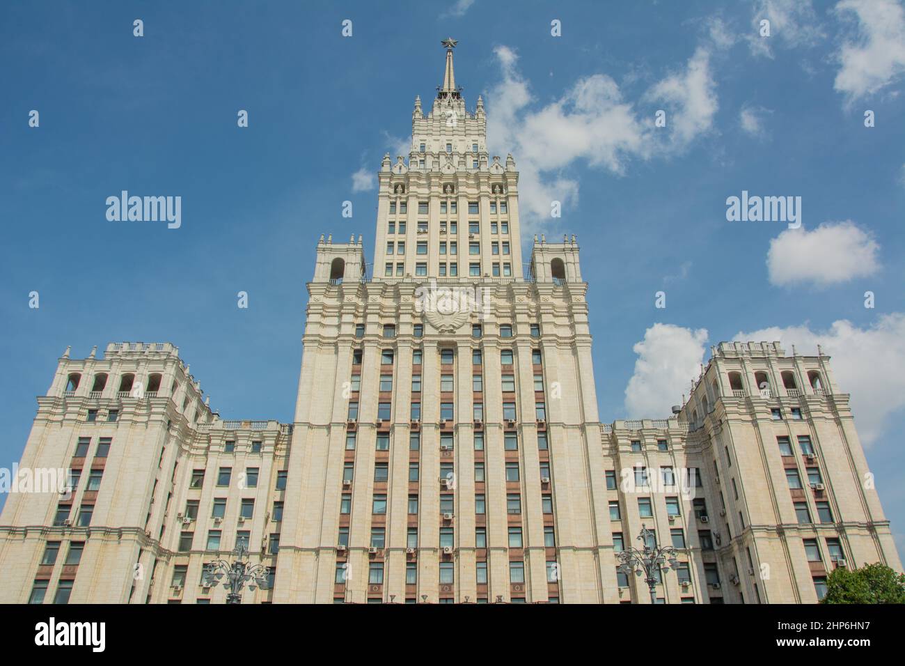 Vista di uno dei sette grattacieli stalinisti edificio della porta Rossa nel centro di Mosca Foto Stock