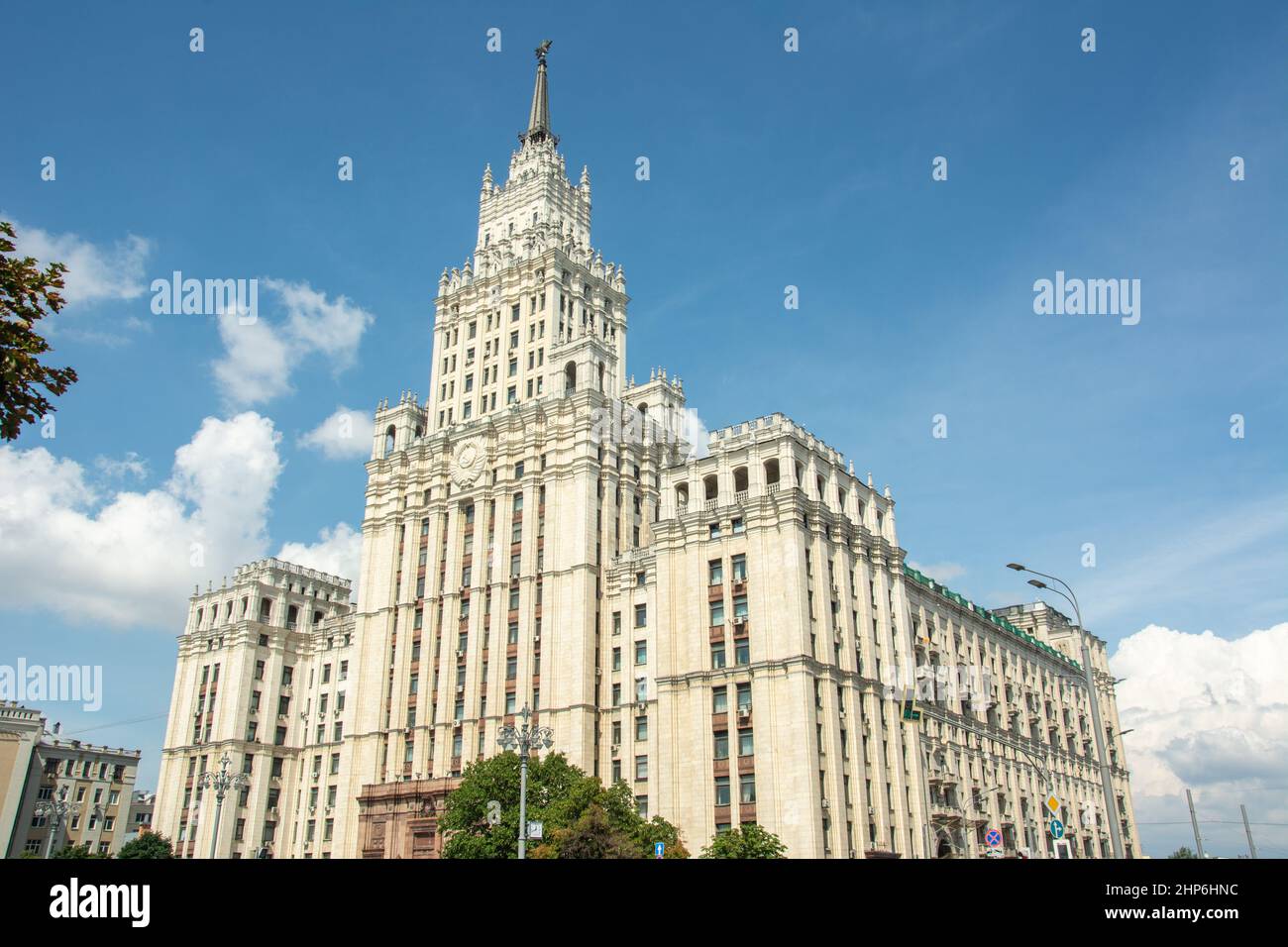 Vista di uno dei sette grattacieli stalinisti edificio della porta Rossa nel centro di Mosca Foto Stock