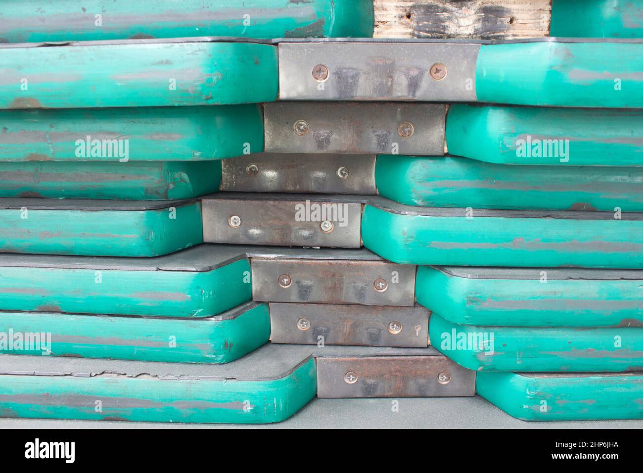 pallet in legno impilati in linea di assemblaggio Foto Stock