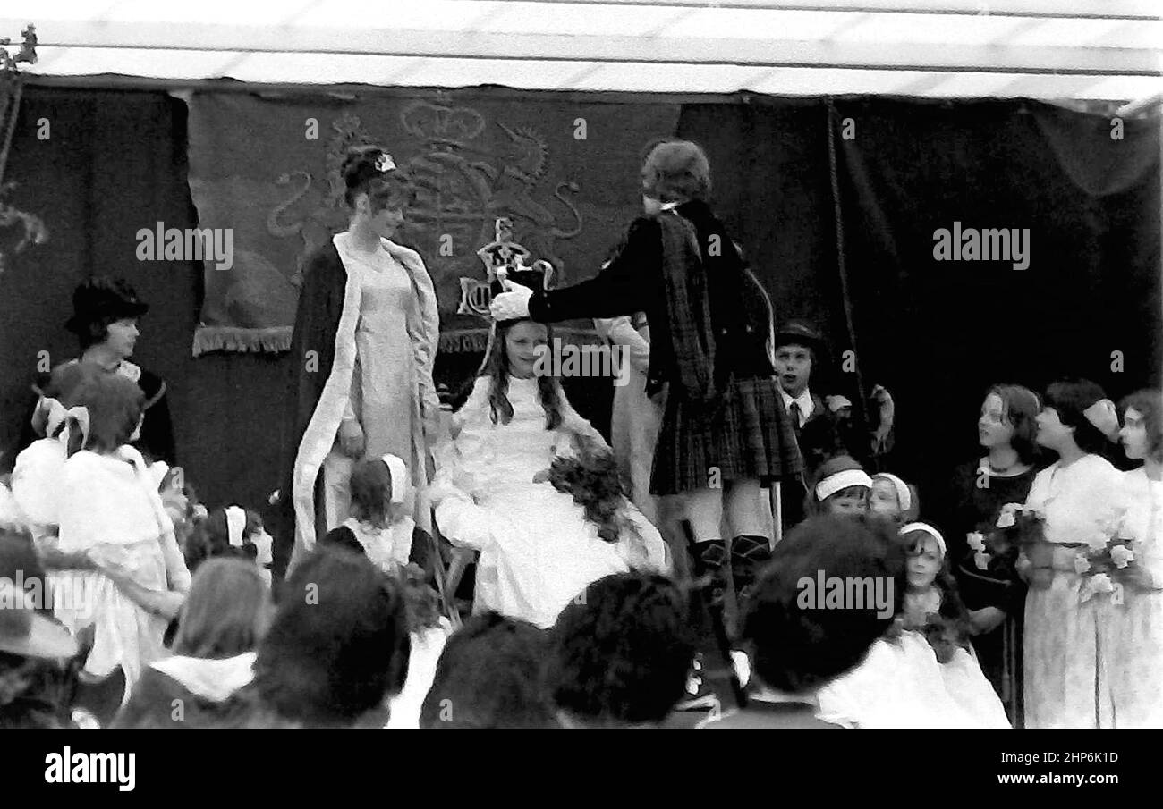 La processione annuale di Knutsford Royal May Day nel 1976 a Knutsford, Cheshire, Inghilterra, Regno Unito. Comprende tradizionalmente una pagea di abiti fantasia di bambini in costumi storici o leggendari con carrozze trainate da cavalli. Cerimonia di incoronazione della ragazza scelta come Regina di maggio. Foto Stock