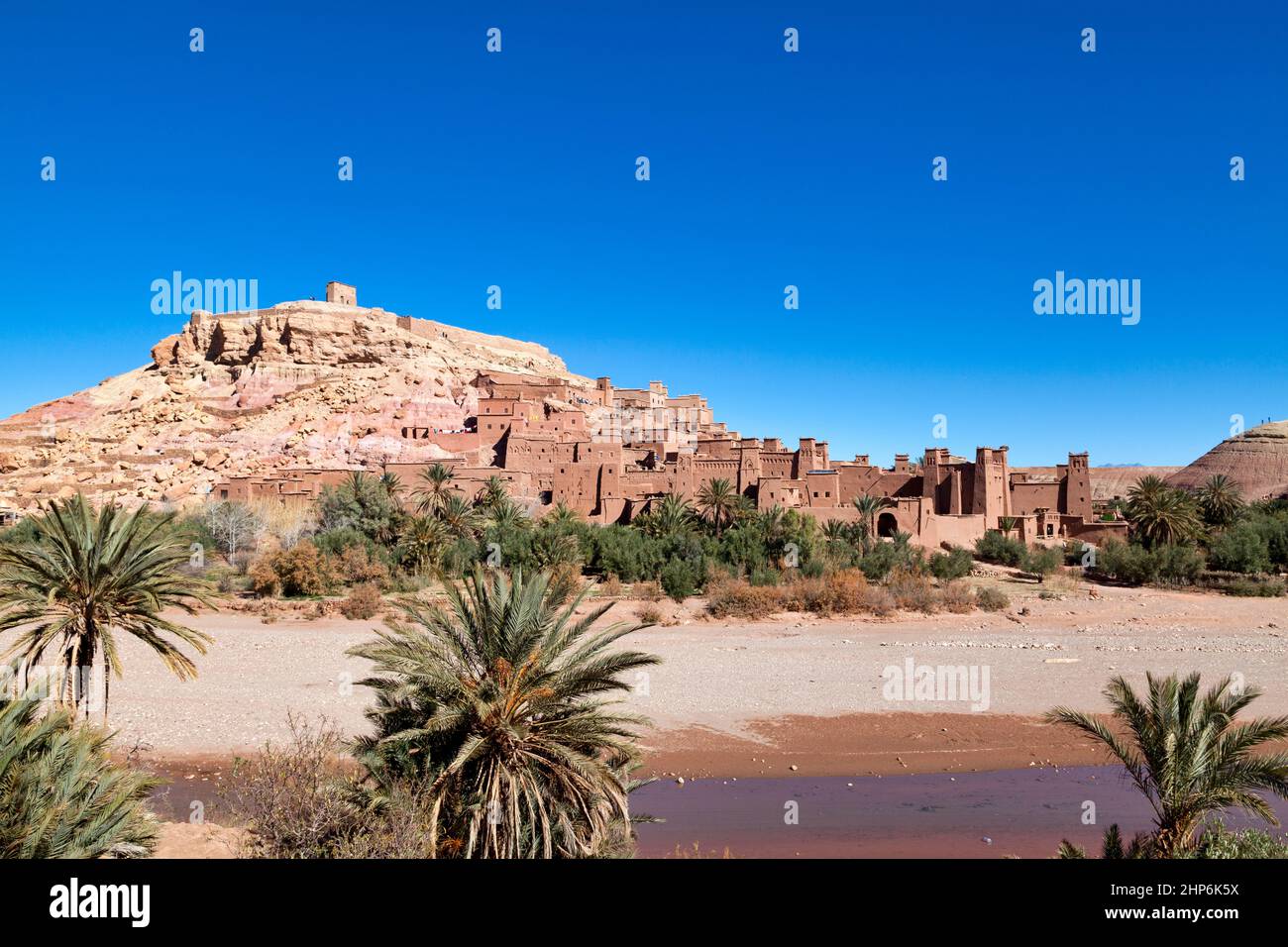 Agardir (sottotetto collettivo) in cima ad una collina che domina l'alto (villaggio fortificato) di Ait Benhaddou, lungo l'ex strada carovana tra il Sahara Foto Stock