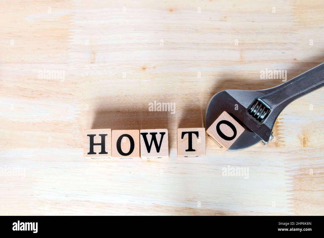 Lettere in legno per messaggio di costruzione con chiave su scrivania in legno, informativa e comunicazione su tecniche, metodi e gestione Foto Stock
