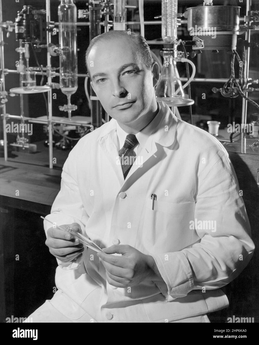 Dr. Arthur Kornberg nel suo laboratorio. Kornberg è entrato a far parte del Servizio sanitario pubblico nel 1942 ed è stato assegnato all'Istituto Nazionale della Sanità, laboratorio di chimica per lavorare alla ricerca nutrizionale. Nel 1948 ha creato una sezione enzimatica e metabolica nel laboratorio. Il laboratorio di chimica divenne l'Istituto Nazionale di Artrite e malattie metaboliche nel 1950 e il Dr. Kornberg rimase all'Istituto fino al 1953. Mentre al NIH, il Dott. Kornberg ha iniziato una serie di indagini sulla biochimica dei nucleotidi. Dopo aver lasciato i National Institutes of Health, Arthur Kornberg ha ricevuto il premio Foto Stock