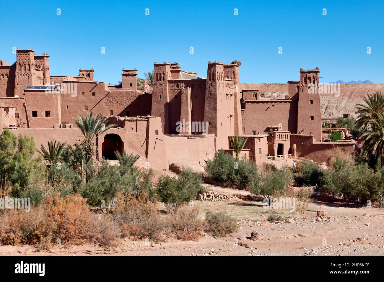 Ait Benhaddou è un forte (villaggio fortificato in inglese), lungo l'ex strada carovana tra il Sahara e Marrakech, nell'attuale Marocco. IT Foto Stock