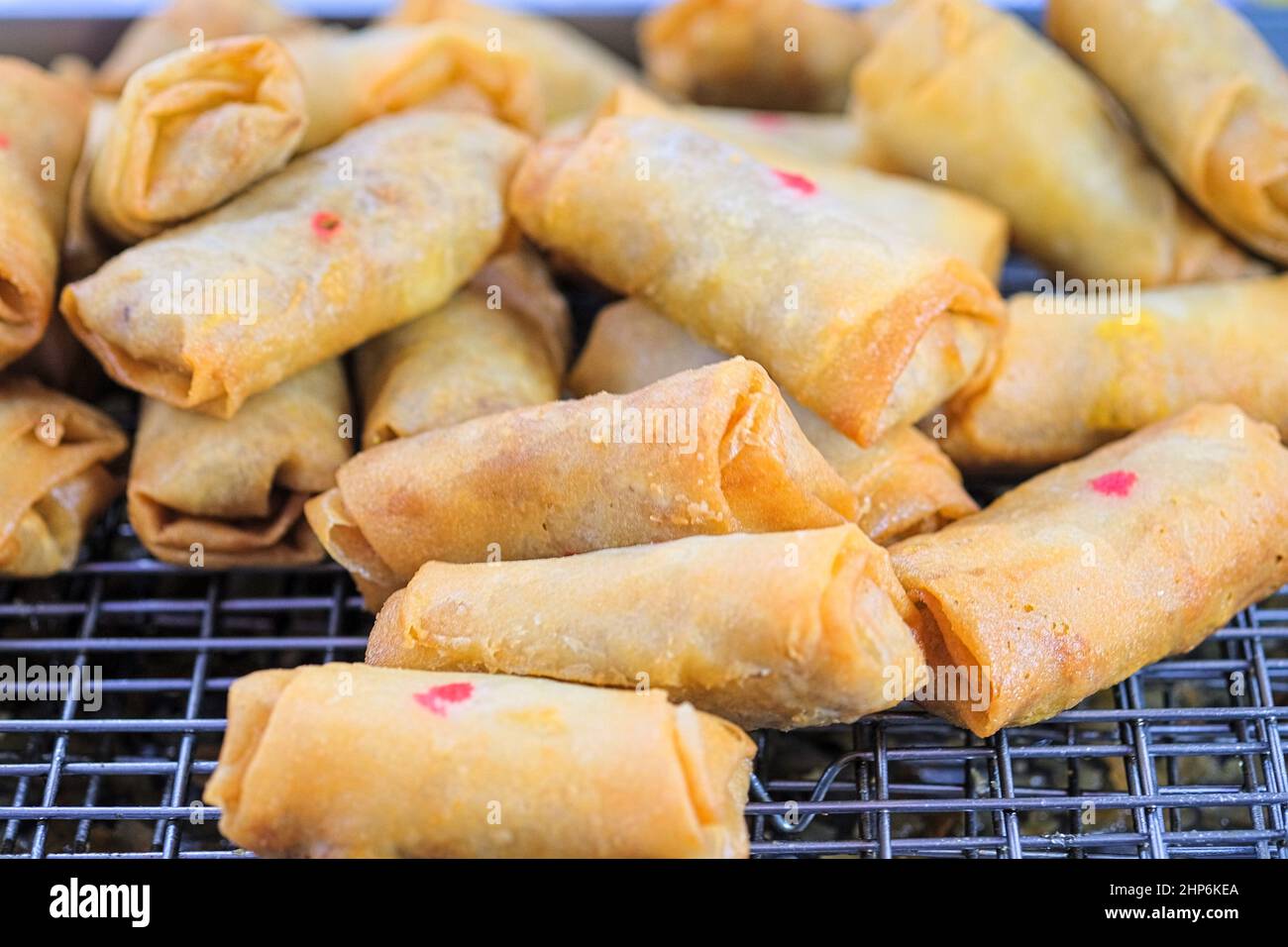 Primo piano involtini primavera vegetariani fritti, cibo vegetariano venduto a China Town (Yaowarat), con una serie di vegetariani Festival a Bangkok, Thailandia Foto Stock