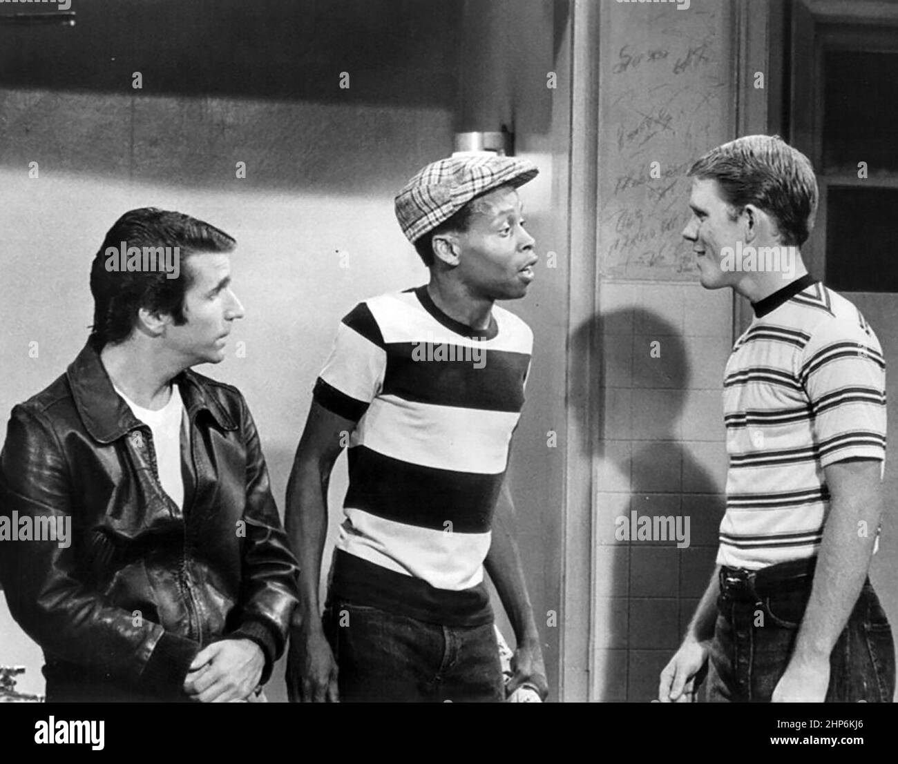 Foto pubblicitaria da Happy Days. Nelle foto sono raffigurate Fonzie (Henry Winkler), John Anthony Bailey e Richie (Ron Howard) nell'ufficio di Fonzie. Ca. 1975 Foto Stock
