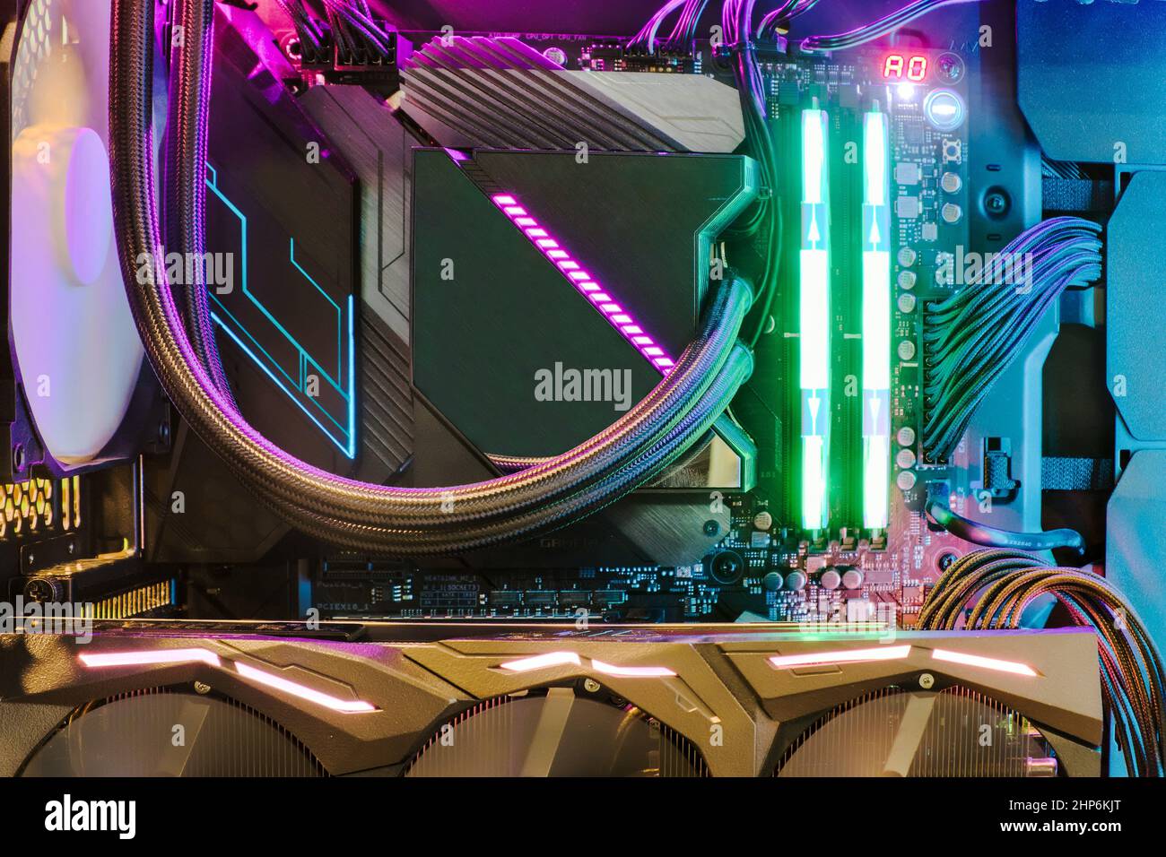 Primo piano e all'interno del PC desktop Gaming e sistema CPU con ventola di raffreddamento e LED RGB multicolore per mostrare lo stato in modalità di lavoro Foto Stock