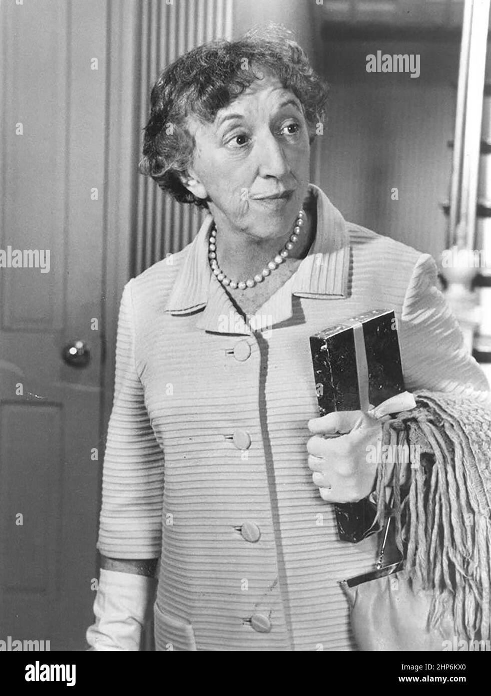 Foto pubblicitaria dell'attrice americana, Margaret Hamilton che promuove la sua apparizione ospite-starring sulla serie della commedia ABC la famiglia di Partridge ca. 1973 Foto Stock