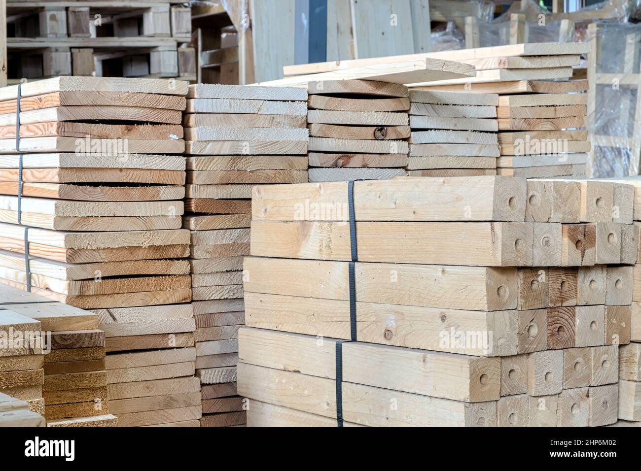 Industria lavorazione del legno (legno di chamcha) materiale in magazzino per l'uso su fare un mobile per arredamento casa e ufficio Foto Stock
