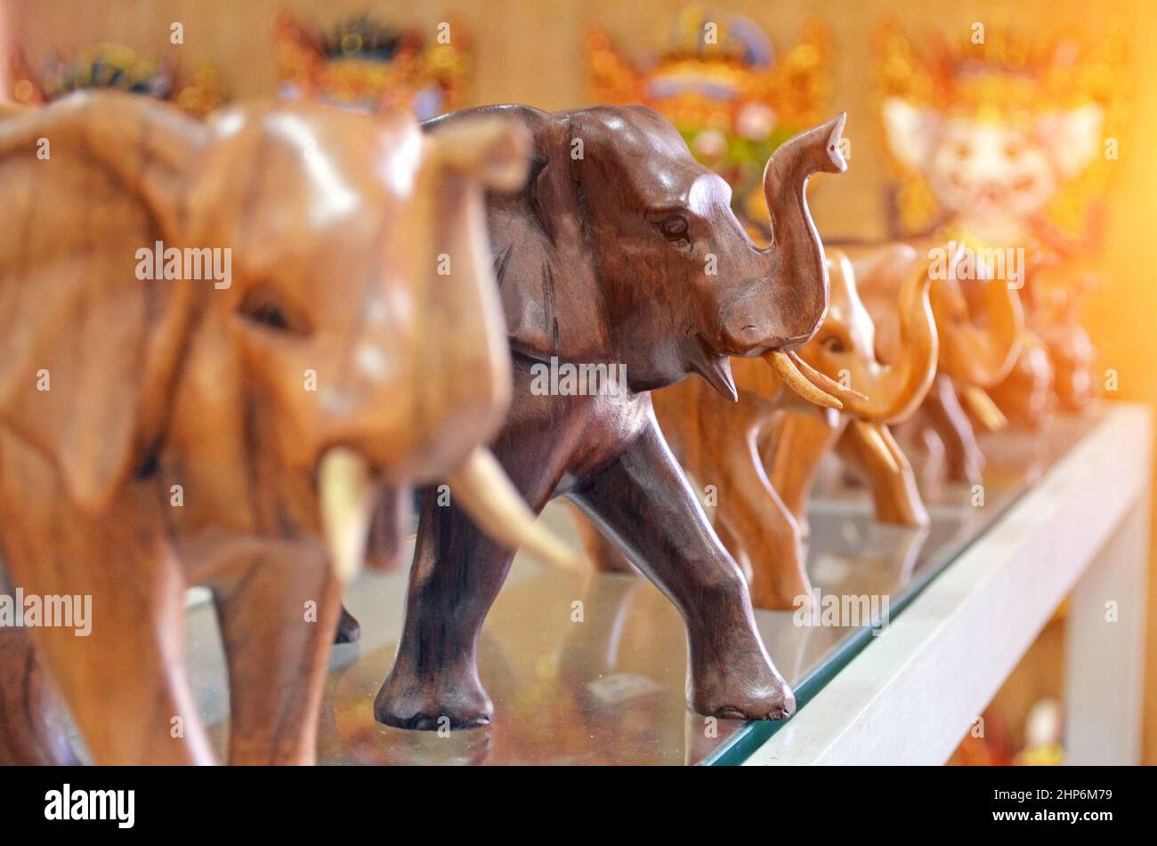 Figurine di elefante di legno allineate in una fila Foto Stock