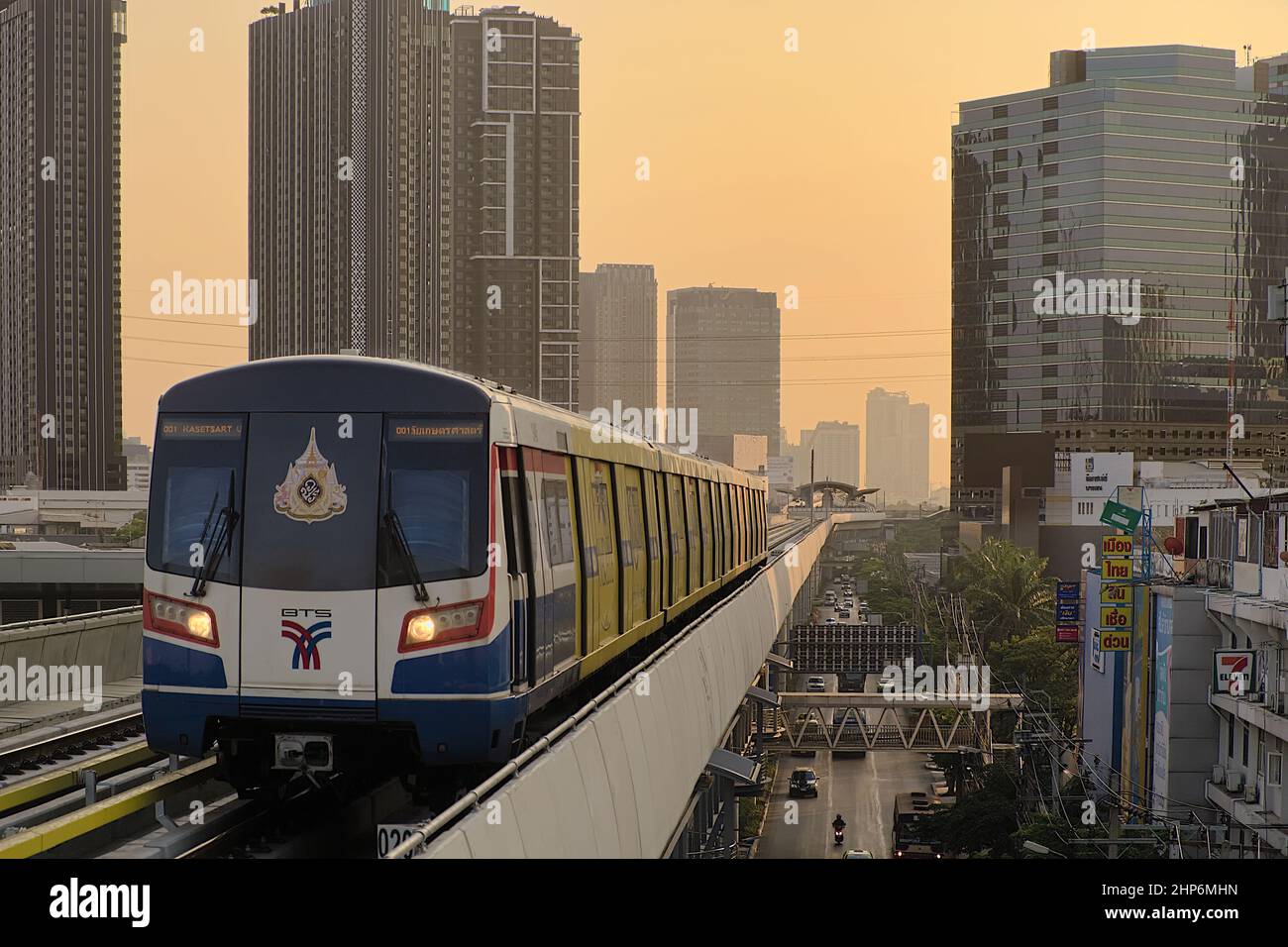 Bangkok-Thailandia DEC 5 2019: BTS Sky Train su sfondo urbano in serata, Sky Train è un sistema di transito di massa a Bangkok per facilitare Foto Stock