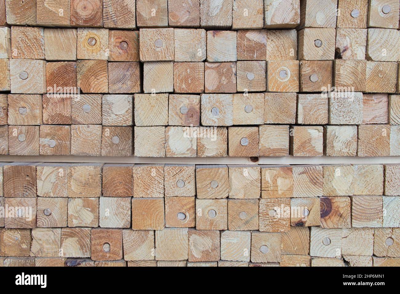 Teste industriali legno forma quadrata di legno segato materiale che sono impilati in un quadrato sul magazzino di legno Foto Stock