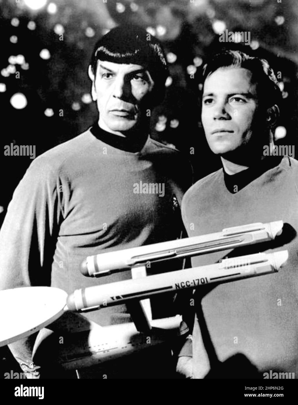 Foto pubblicitaria di Leonard Nimoy e William Shatner come MR. Sock e Captain Kirk dal programma televisivo Star Trek ca. 1968 Foto Stock