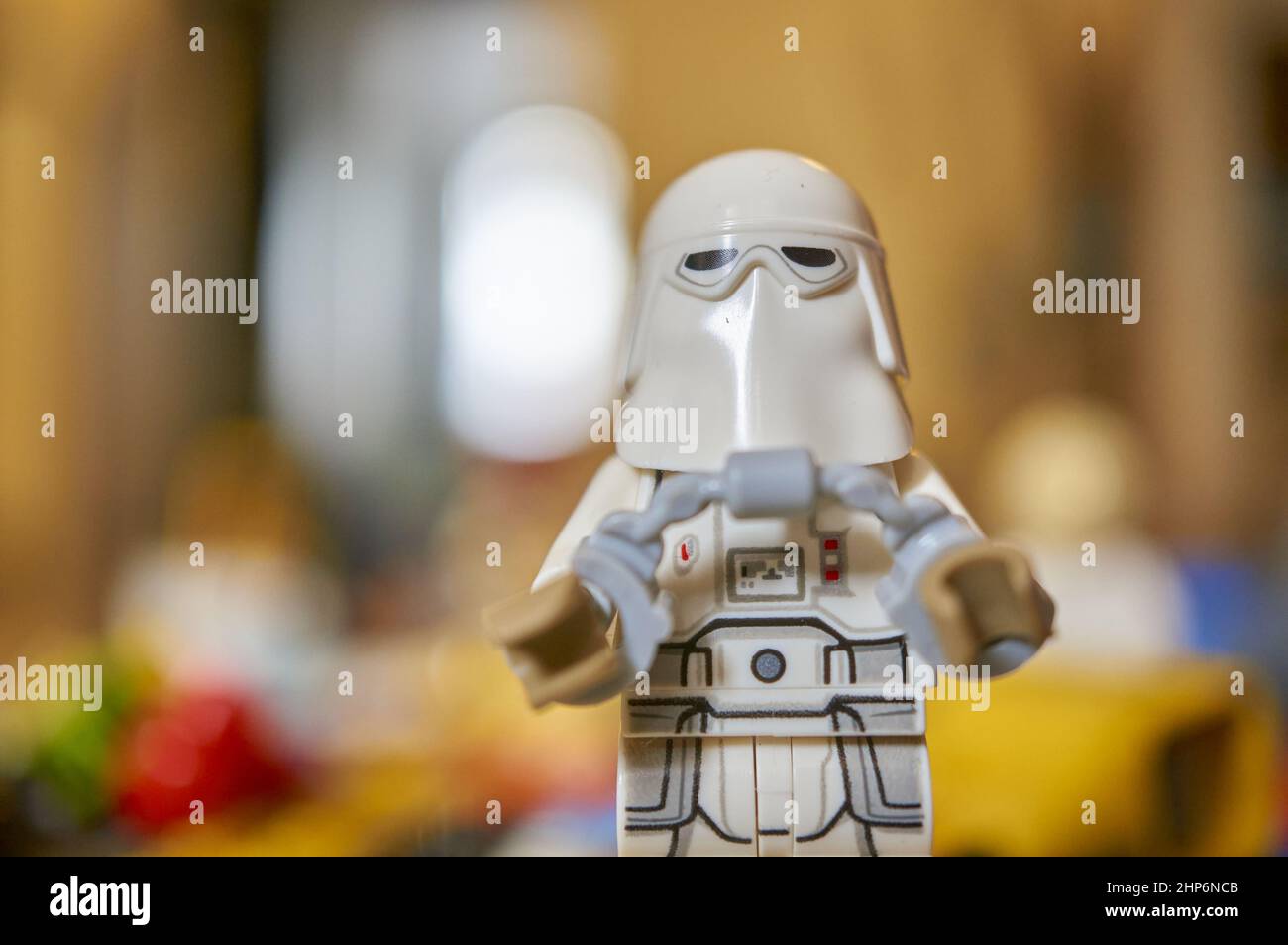 Statuetta giocattolo con casco e manichette di marca LEGO Star Wars su sfondo sfocato Foto Stock